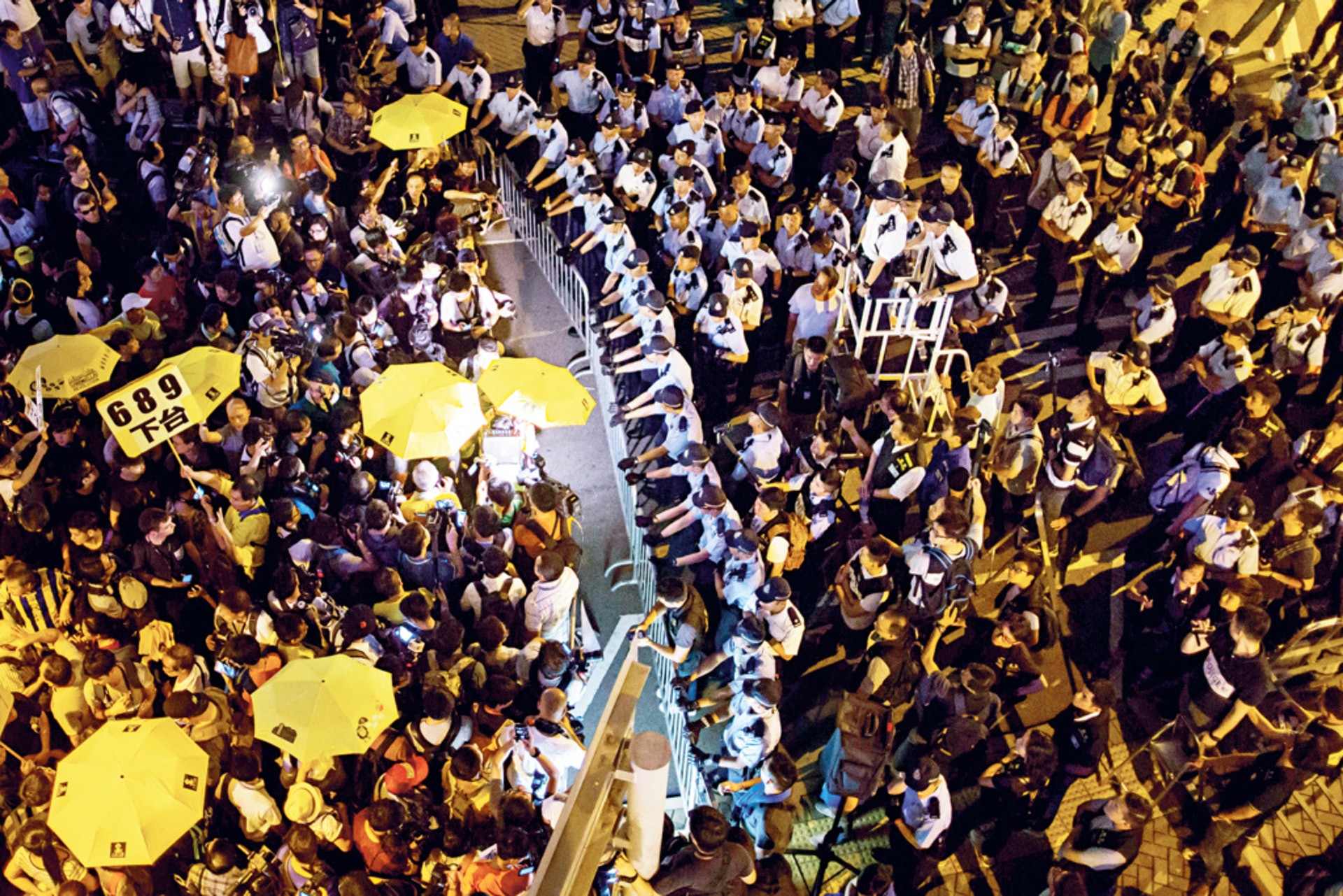 2014年雨傘運動時,支持傘運一方為「黃」,警察一方為「藍」。(資料圖片 / 李澤彤攝) 2014年雨傘運動時,支持傘運一方為「黃」,警察一方為「藍」。(資料圖片 / 李澤彤攝)