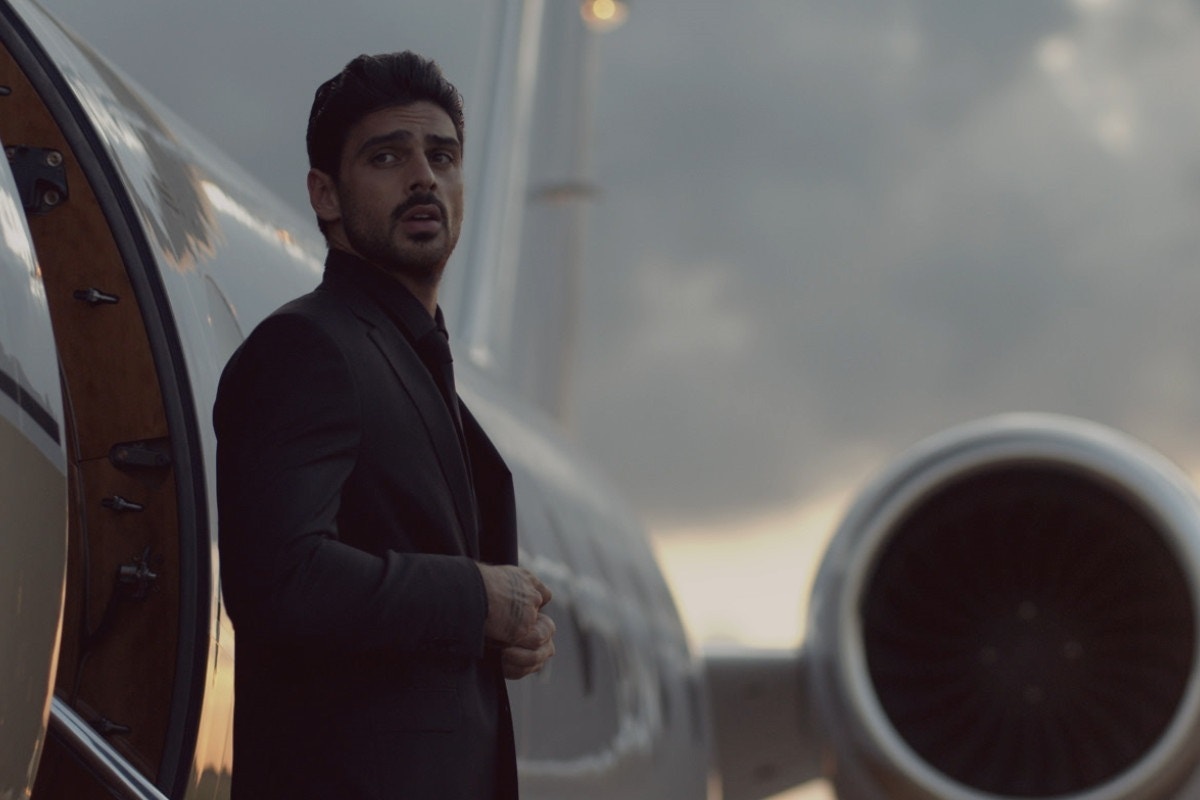 Massimo本來與Laura通話中,但後者突然沒有回應。(《禁室 365 天》劇照) Massimo本來與Laura通話中,但後者突然沒有回應。(《禁室 365 天》劇照)