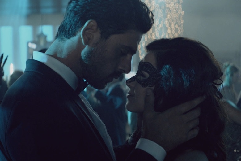 《禁室 365 天》由Michele Morrone及Anna Maria Sieklucka主演,兩人分別在1990年及1992年出生。(《禁室 365 天》劇照) 《禁室 365 天》由Michele Morrone及Anna Maria Sieklucka主演,兩人分別在1990年及1992年出生。(《禁室 365 天》劇照)