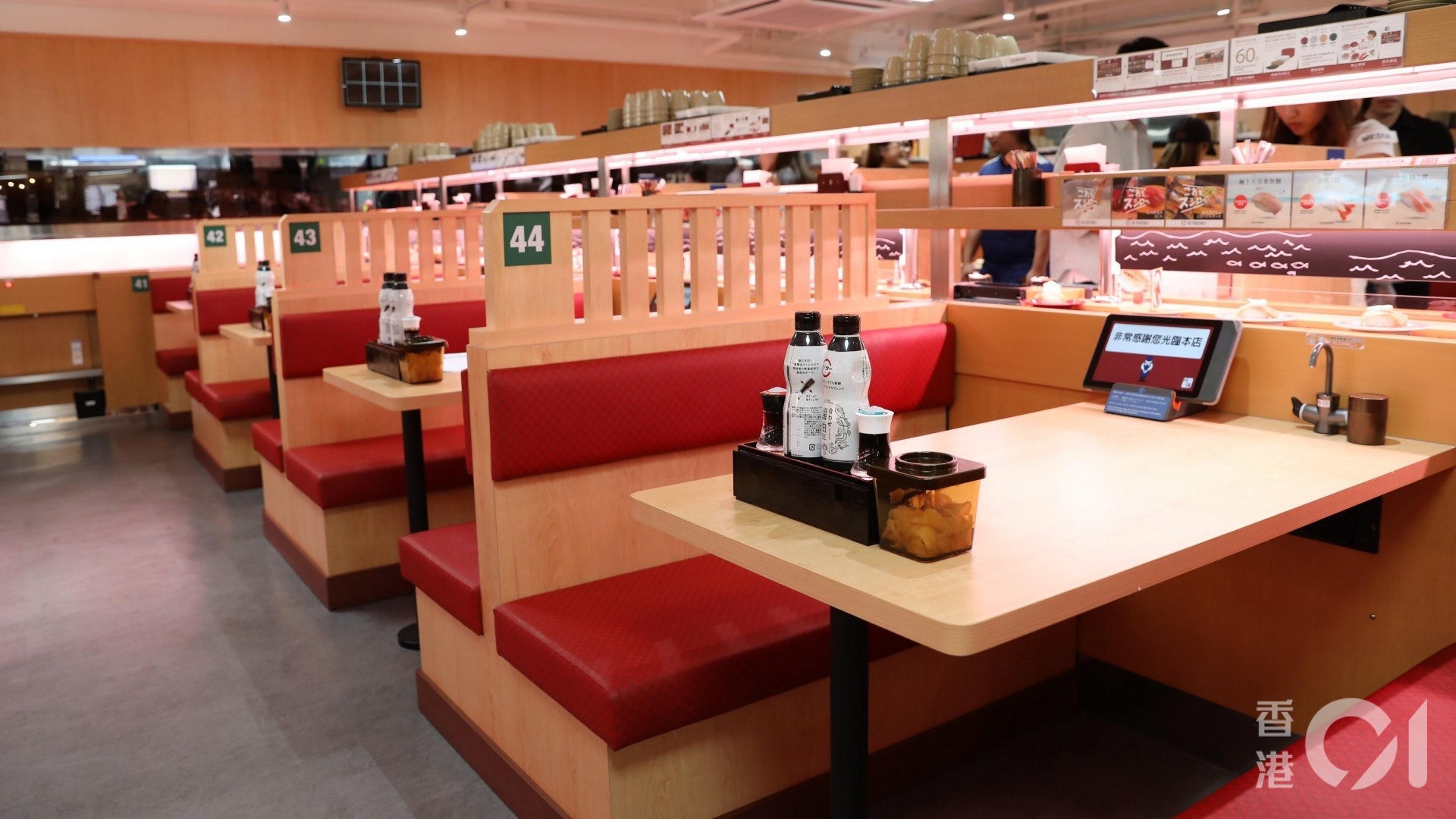 壽司郎登陸香港後持續大熱,在港九新界陸續開設新分店,至今仍然大排長龍。(吳嘉俊攝) 壽司郎登陸香港後持續大熱,在港九新界陸續開設新分店,至今仍然大排長龍。(吳嘉俊攝)