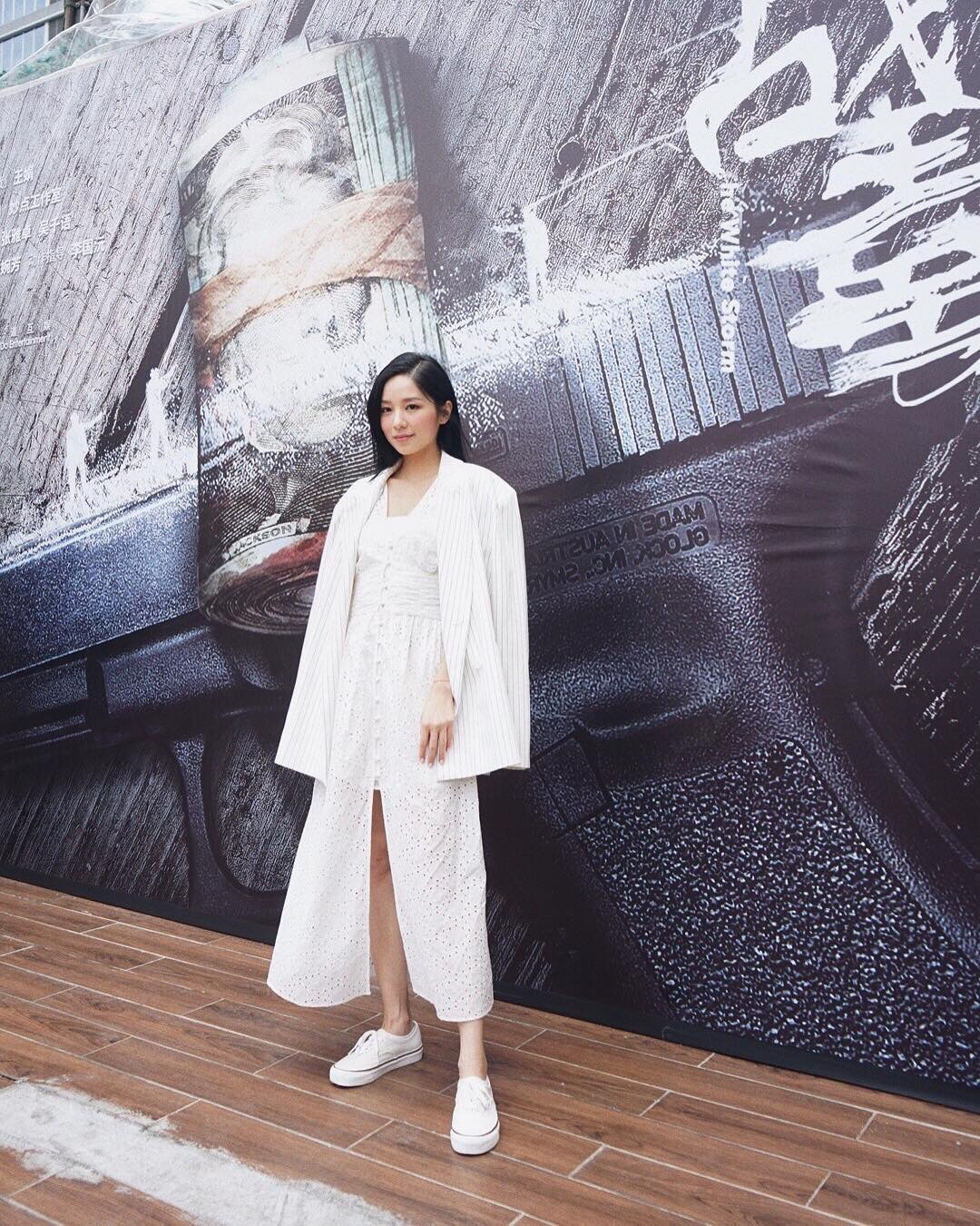 Heidi 李靜儀穿白色洋裝出席活動。（heidibibe@Instagram）