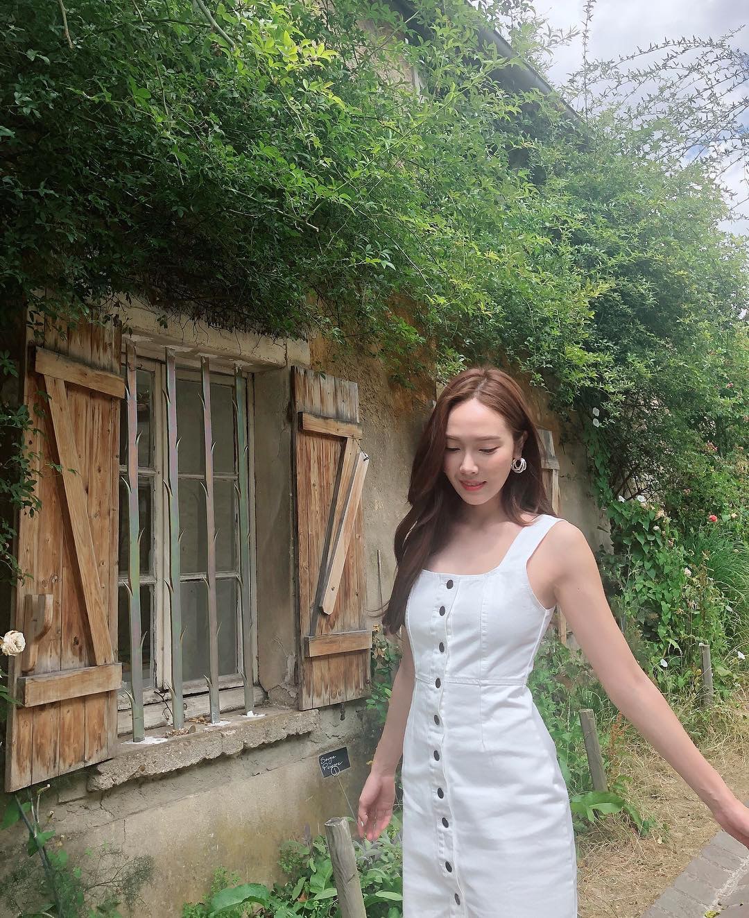 白色吊帶洋裝有不少充分異國風情、渡假感。（jessica.syj@Instagram）