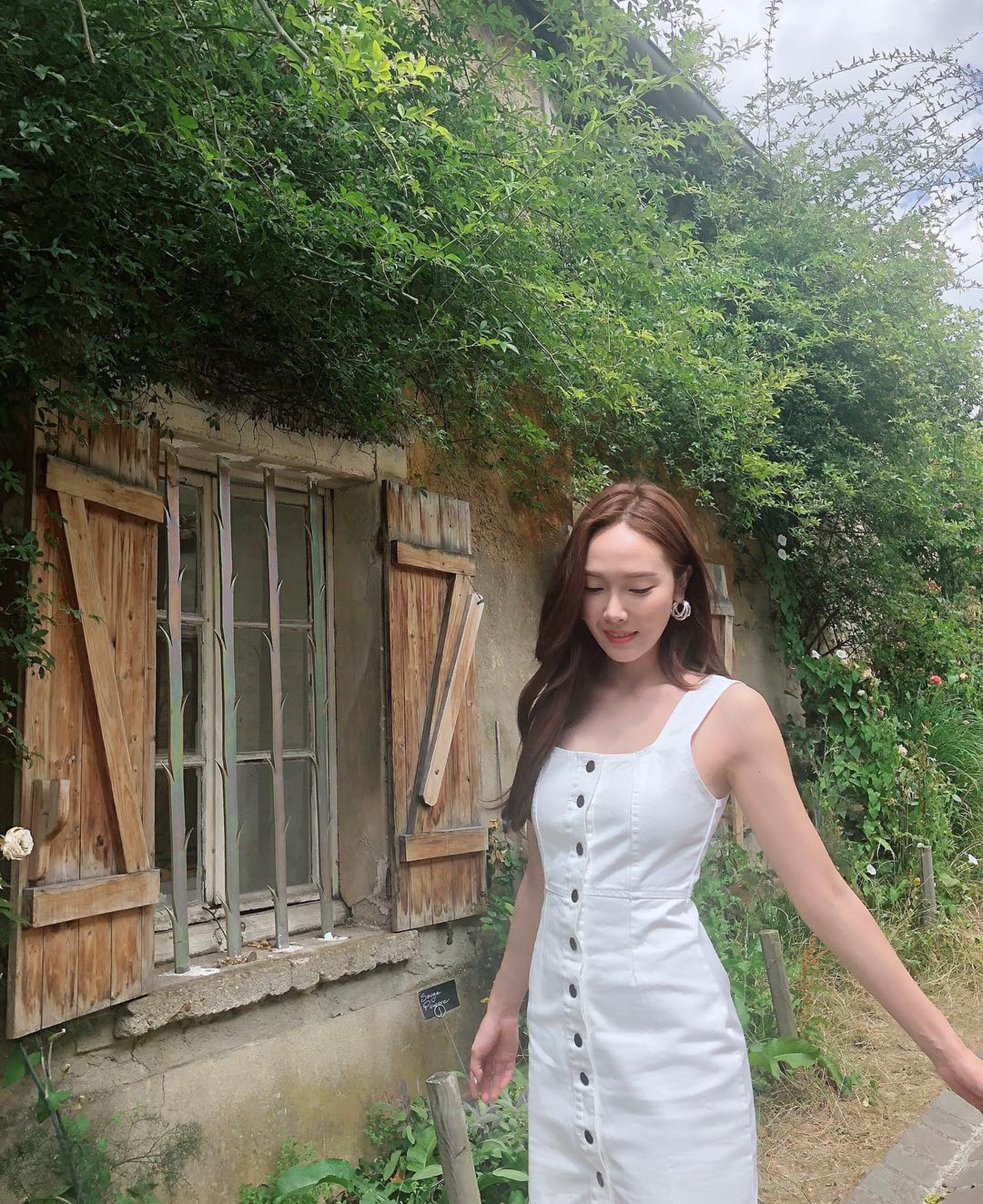 白色吊帶洋裝有不少充分異國風情、渡假感。(jessica.syj@Instagram)