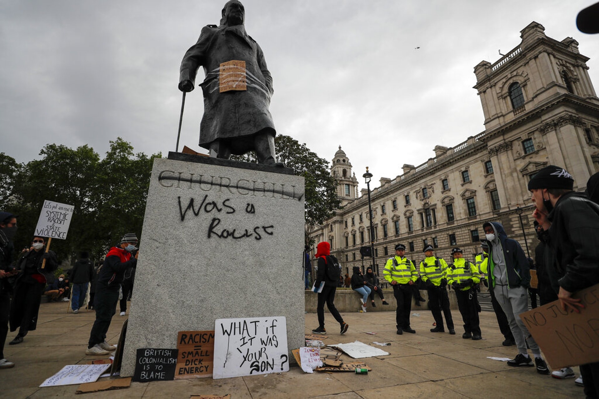 6月7日，英國倫敦國會廣場的邱吉爾雕像被人噴漆塗鴉。（AP）