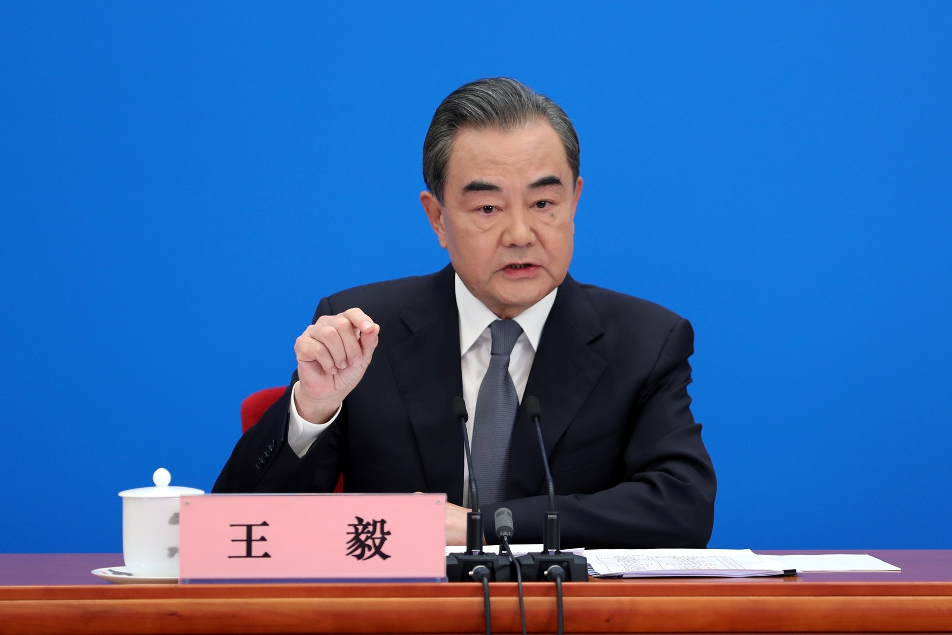 中國國務委員兼外長王毅6月8日與英國外相藍韜文通電話,圖為5月22日王毅在北京人民大會堂主持新聞發布會(AP) 中國國務委員兼外長王毅6月8日與英國外相藍韜文通電話,圖為5月22日王毅在北京人民大會堂主持新聞發布會(AP)