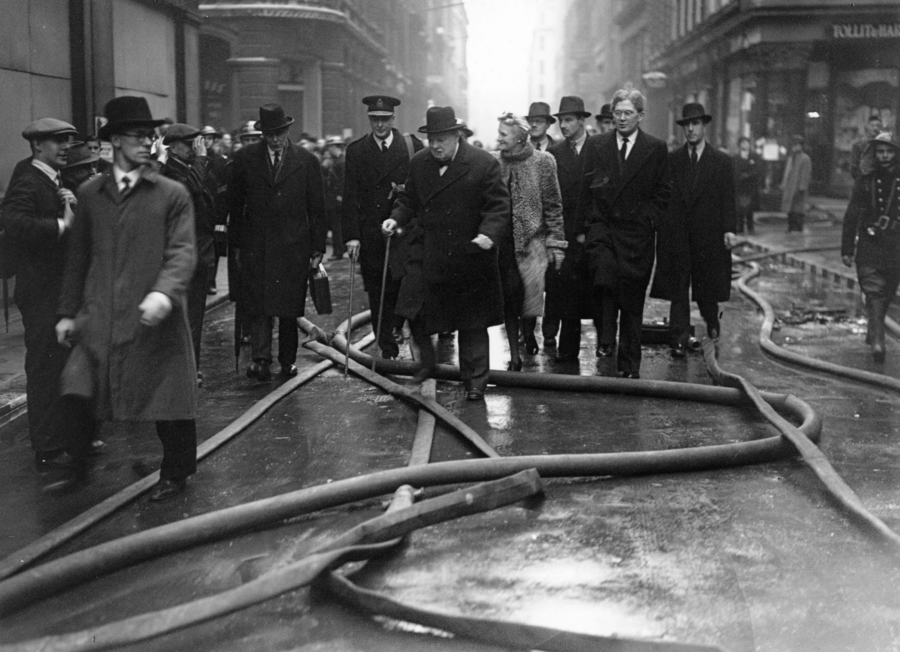 1940年，納粹德軍對倫敦發動大轟炸。邱吉爾在轟炸後視察現場。（Getty Images）