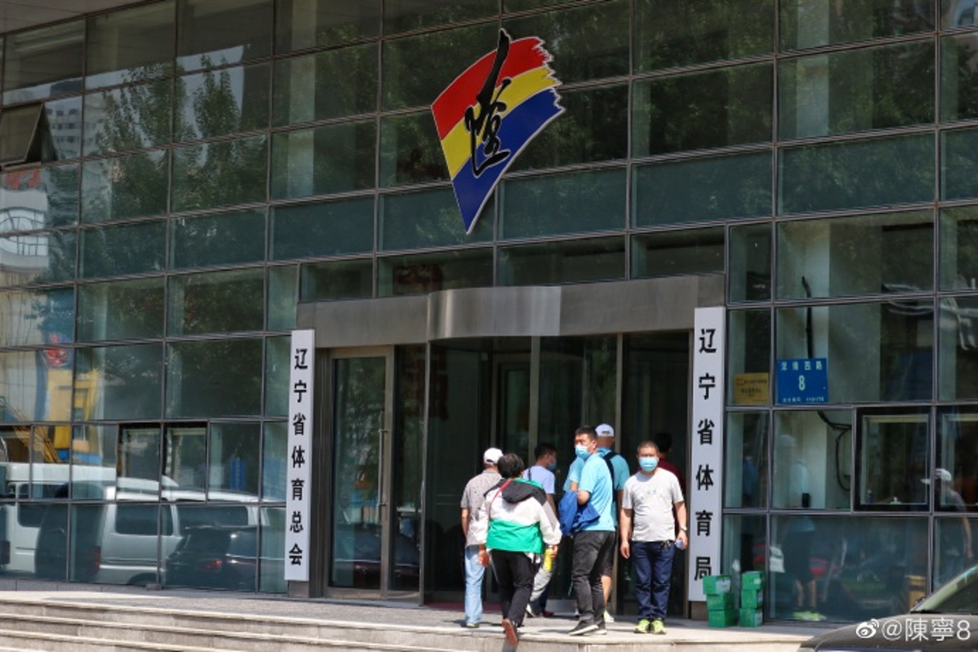 遼寧宏運足球隊員赴省體育局追討欠薪。(微博) 遼寧宏運足球隊員赴省體育局追討欠薪。(微博)