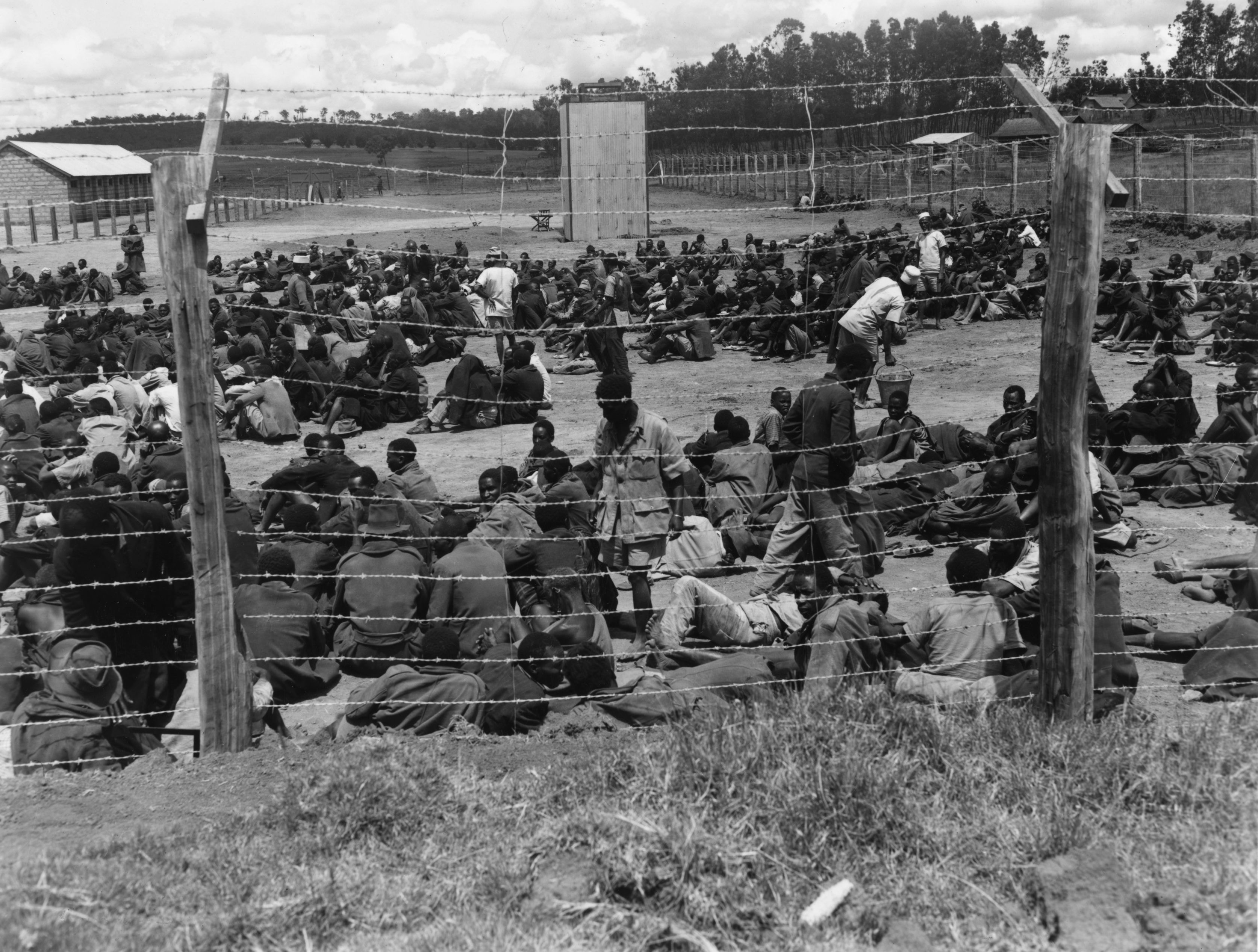 參與叛亂的肯尼亞人，被英軍扣押並關進拘留營。（Getty Images）