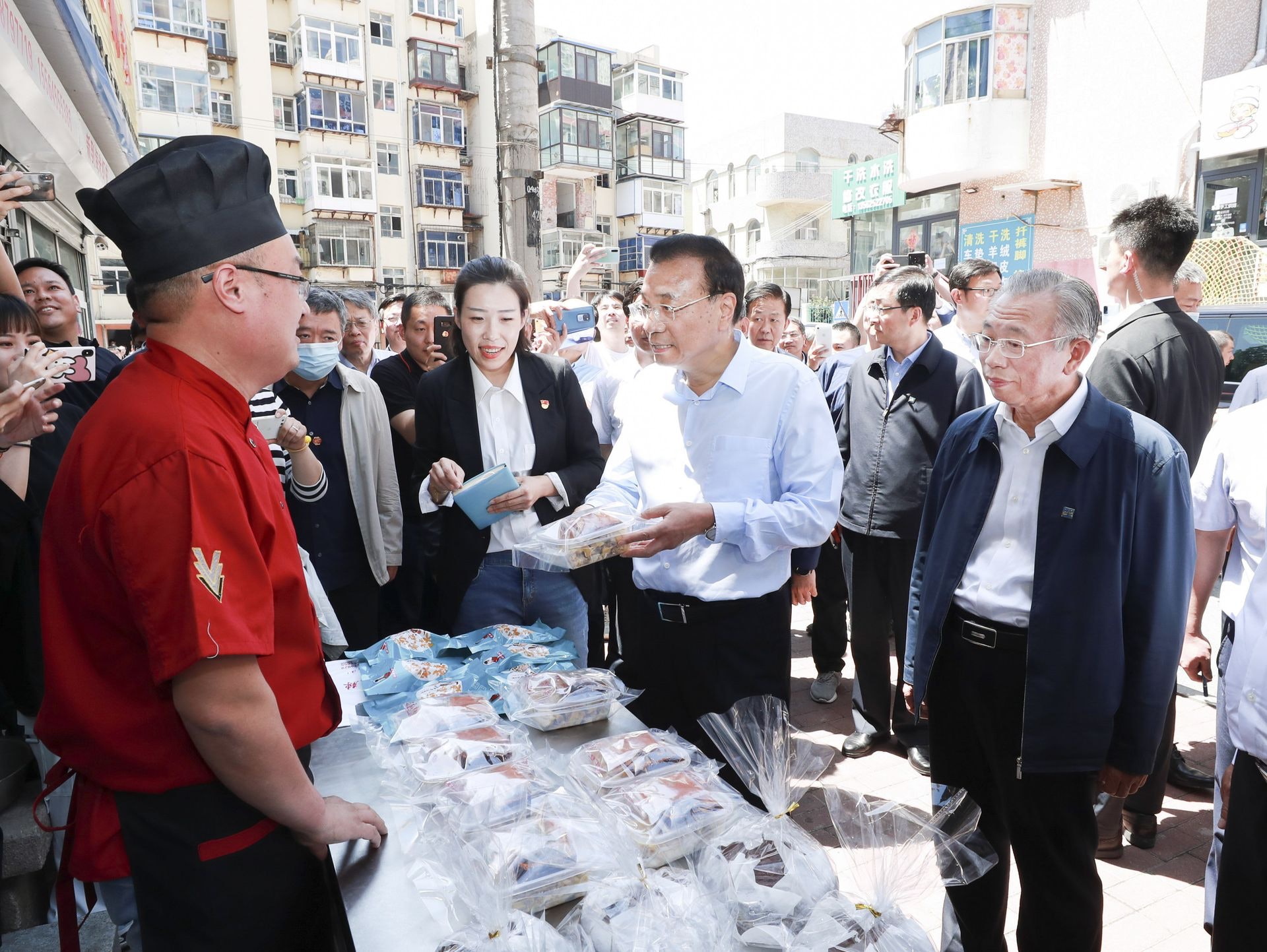中國總理李克強6月1日在煙台市的沿街商鋪了解沿街個體工商戶的經營狀況。正是在山東視察期間,李克強說出了「地攤經濟是人間煙火」的表述。(新華社) 中國總理李克強6月1日在煙台市的沿街商鋪了解沿街個體工商戶的經營狀況。正是在山東視察期間,李克強說出了「地攤經濟是人間煙火」的表述。(新華社)