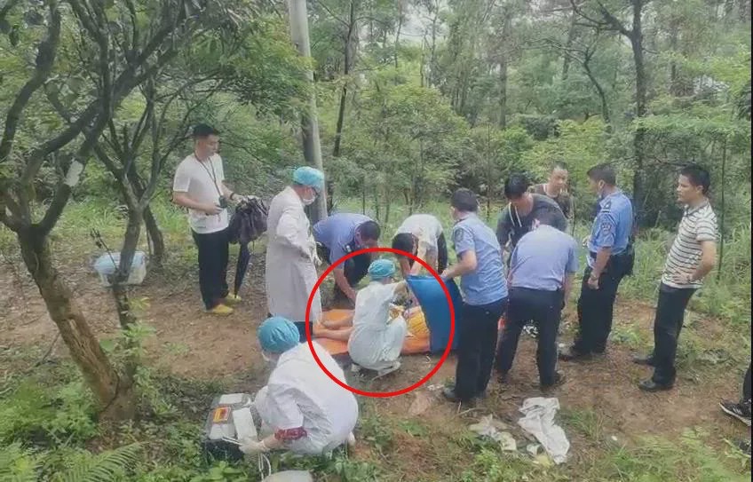 最終，警員與醫護人員一起將母嬰送往醫院，所幸母子平安。（網上圖片）