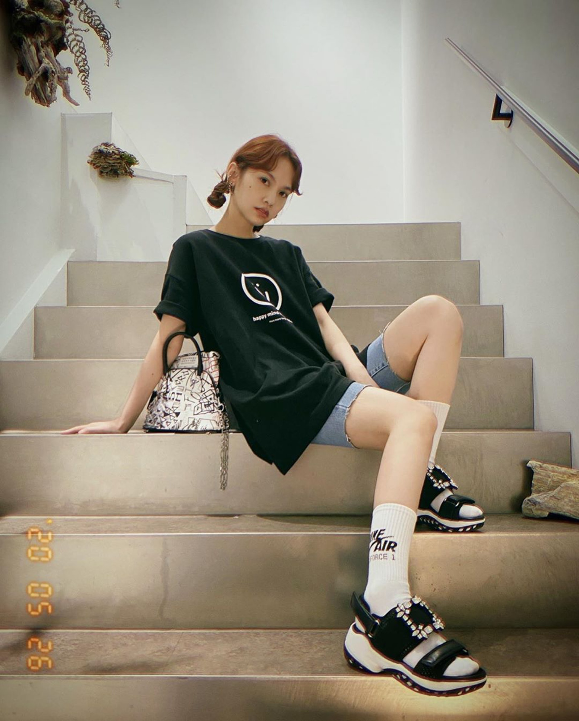 運動涼鞋配襯短褲呈現一份活潑休閒的氣息。(rainie77@Instagram)