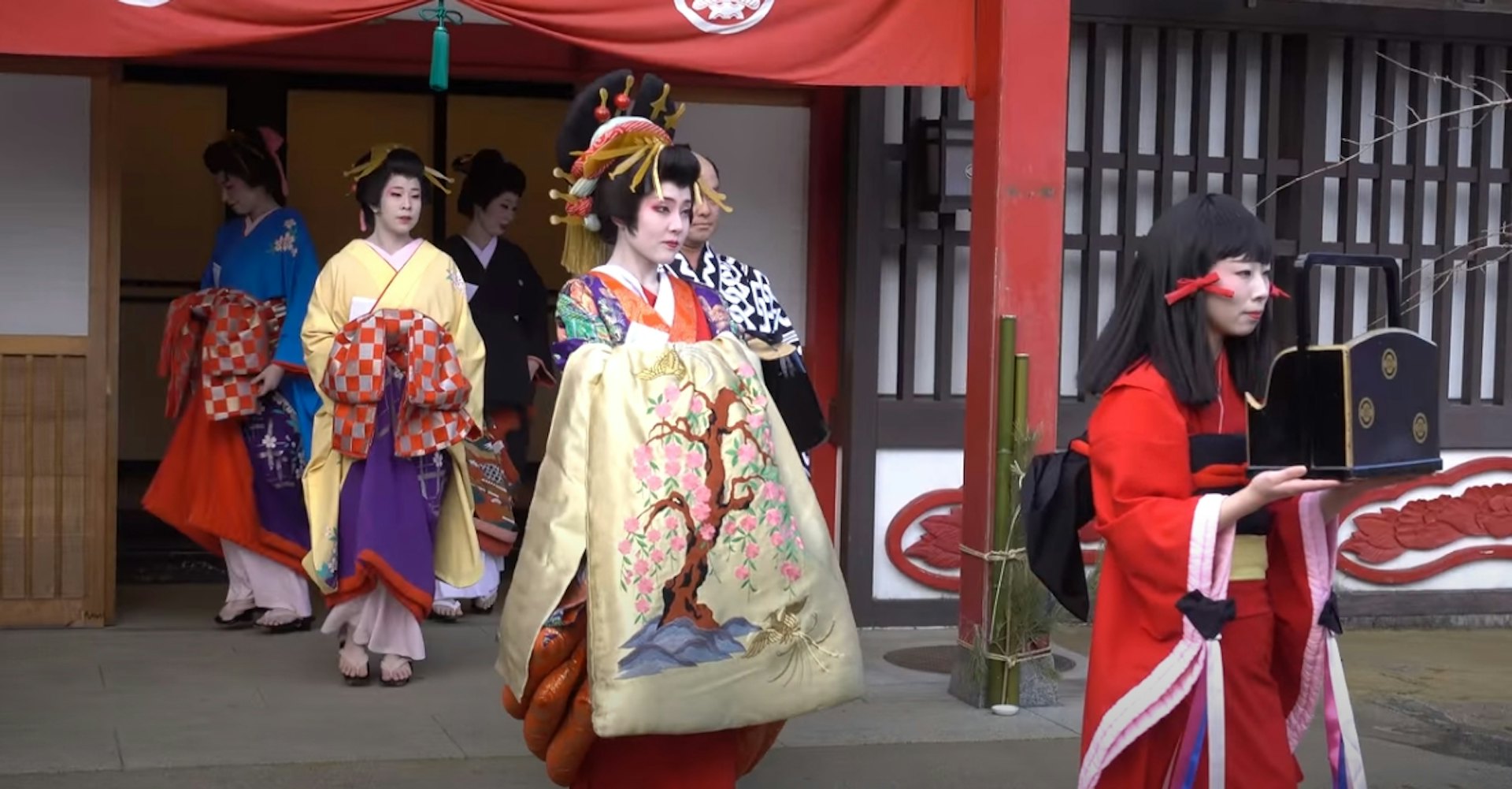 日本「花魁遊街」盛況。(YouTube@あんころもち) 日本「花魁遊街」盛況。(YouTube@あんころもち)
