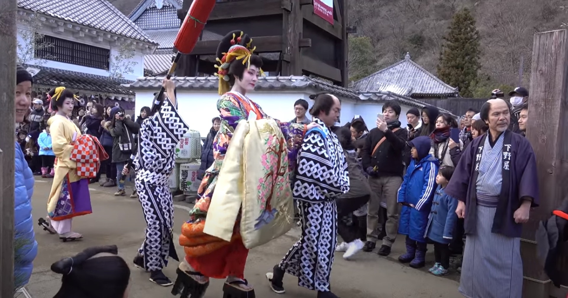 日本「花魁遊街」盛況。(YouTube@あんころもち) 日本「花魁遊街」盛況。(YouTube@あんころもち)