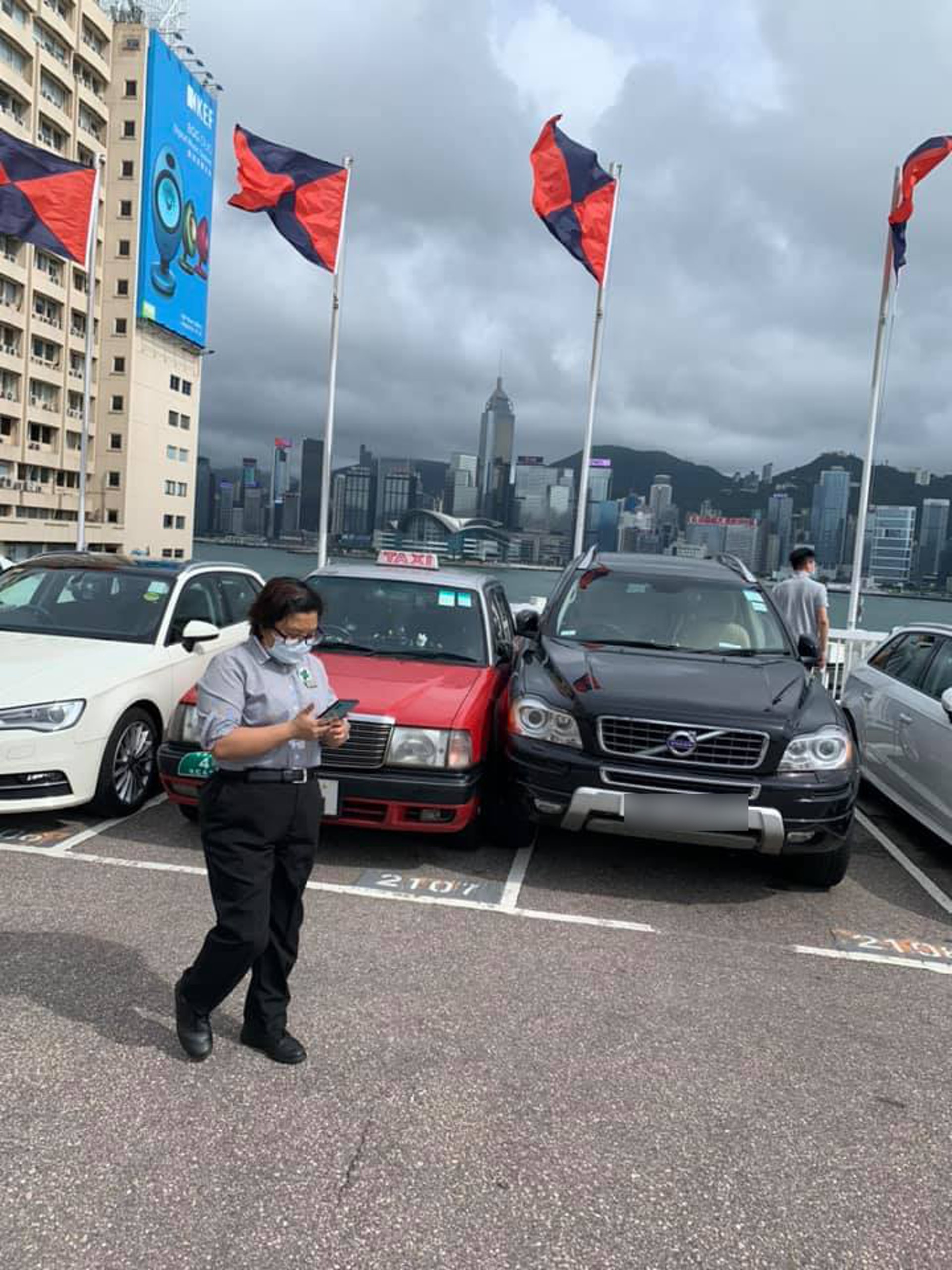 私家車泊過界的士司機神技術 零距離 泊車獲激讚 高手在民間 私家車泊過界的士司機神技術 零距離 泊車獲激讚 高手在民間