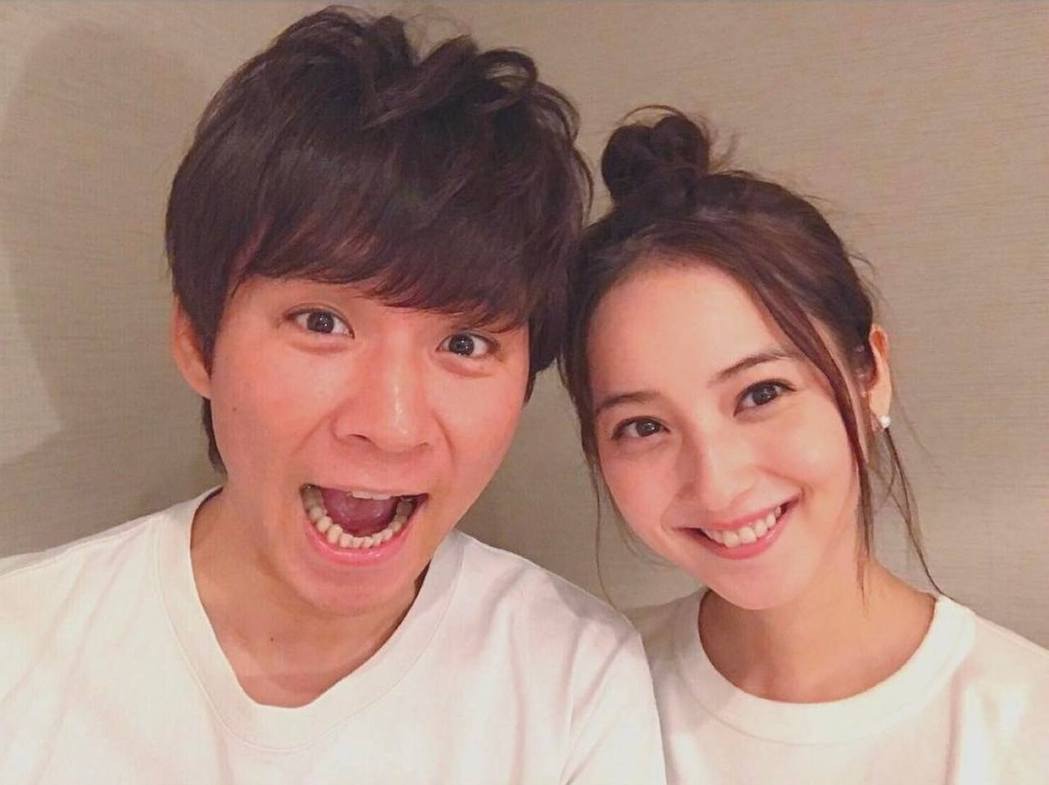 佐佐木希與諧星渡部建2017年完婚，育有一子。（網上圖片）