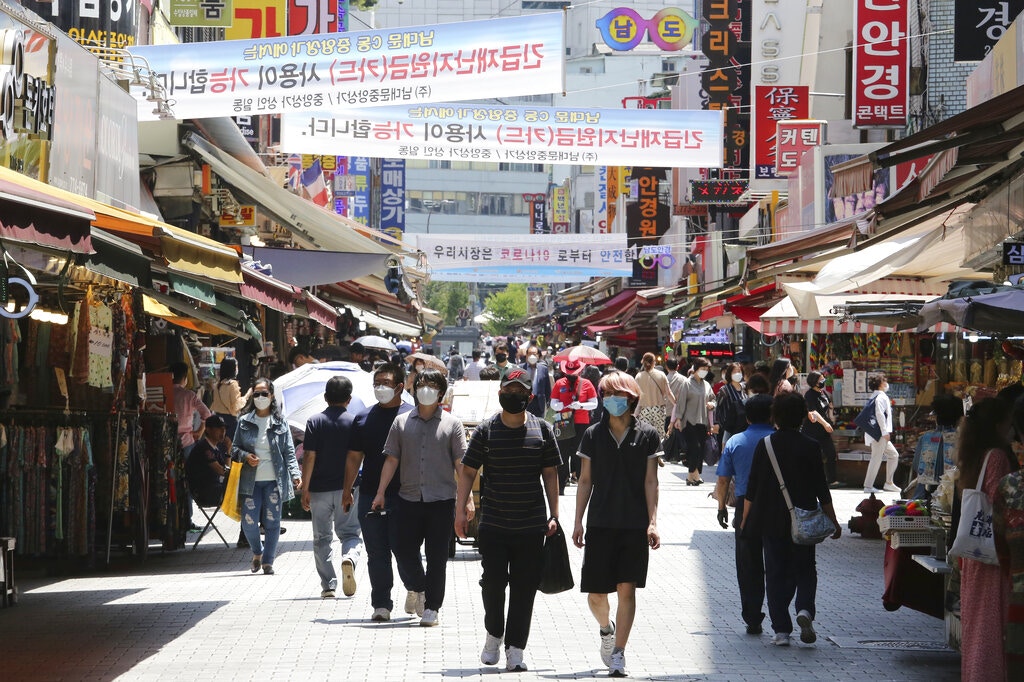 韓國新冠肺炎疫情：首爾已放寬社交距離措施和重開學校，圖為市民6月11日在首爾一個購物區閒逛。（AP）