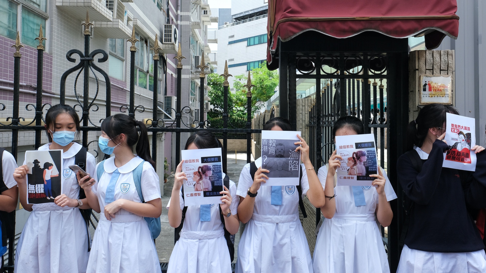 圖輯】疑允演奏《榮光》老師不獲續約香島中學學生築人鏈聲援