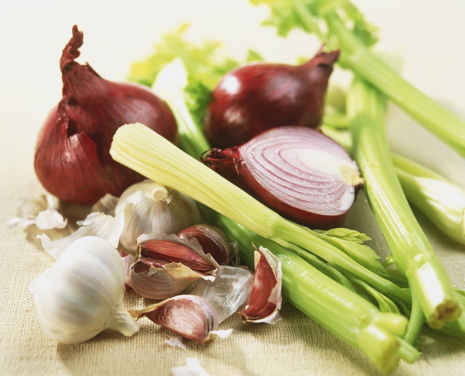 1.蒜頭、洋葱等濃味食物,以及辛辣食品要避免。(資料圖片) 1.蒜頭、洋葱等濃味食物,以及辛辣食品要避免。(資料圖片)