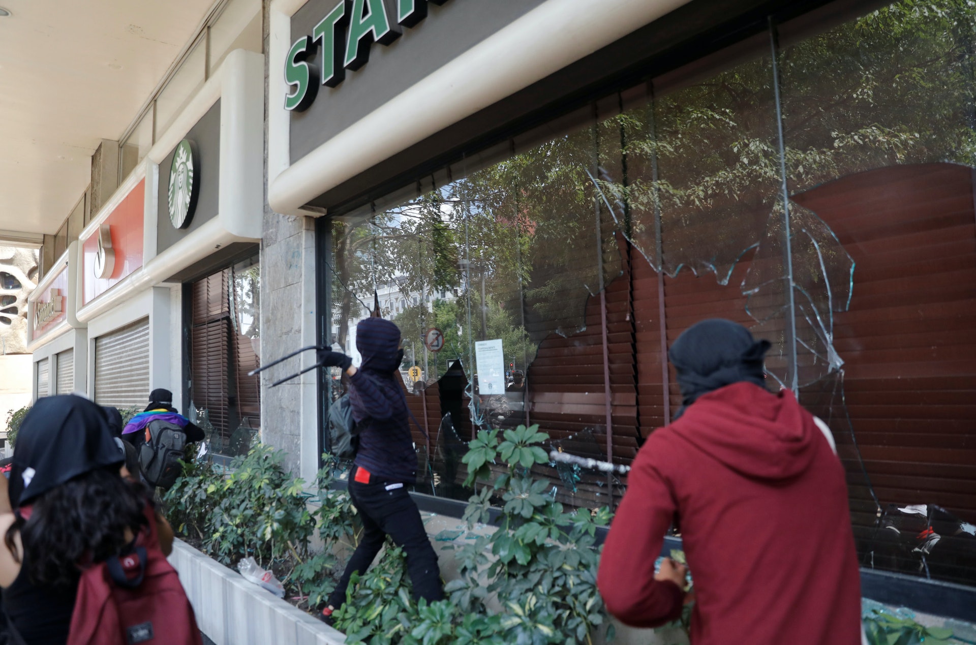 有美國星巴克(Starbucks)店舖在騷動中遭破壞。(路透社) 有美國星巴克(Starbucks)店舖在騷動中遭破壞。(路透社)