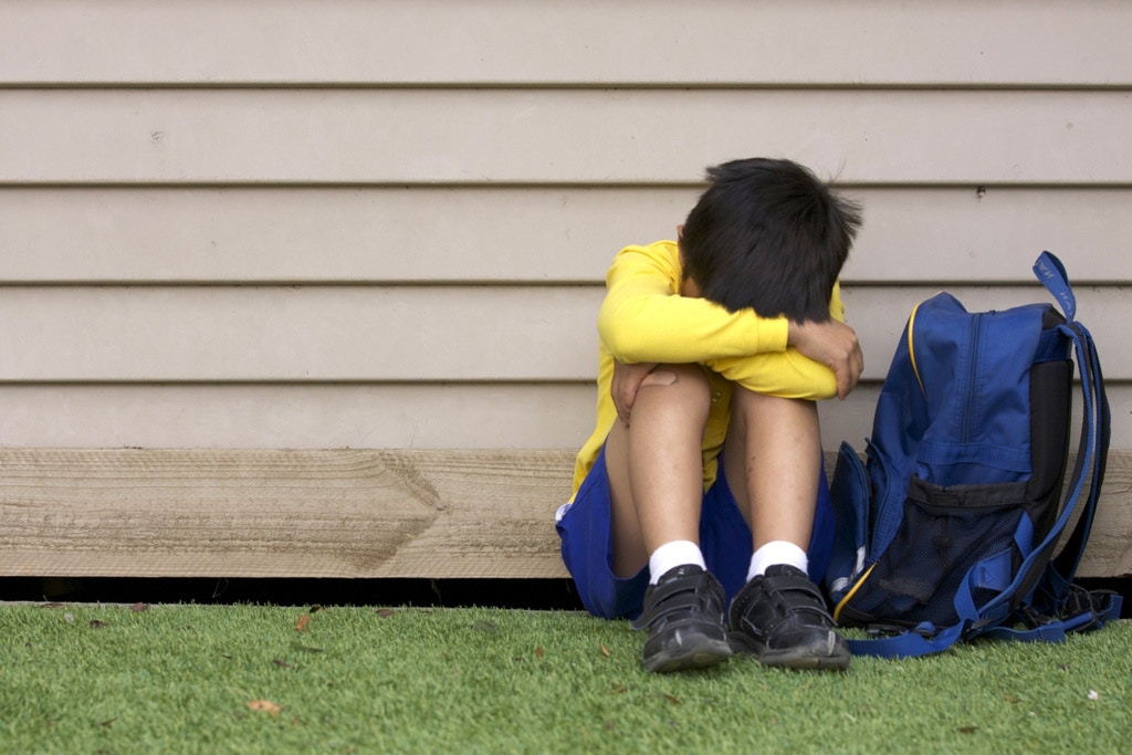 樓主指，鄰居小孩由幼稚園初班到高班都經常被趕到家門外，一哭就半小時起。（示意圖／資料圖片）