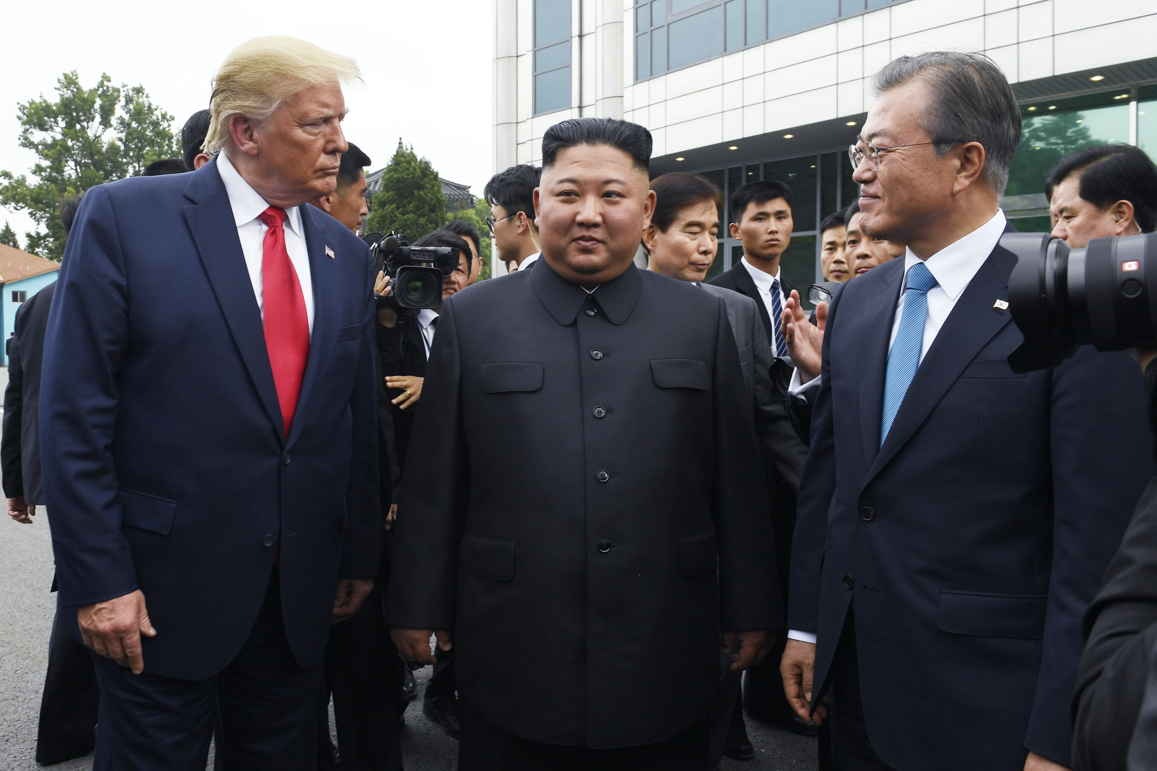 韓朝關係：圖為2019年6月30日，美國總統特朗普（左）、朝鮮領袖金正恩（中）以及韓國總統文在寅（右）在板門店歷史性地「世紀同框」。特朗普與金正恩曾短暫會面。然而這次會面後，不論美朝還是韓朝關係，都是無甚進展。（AP）