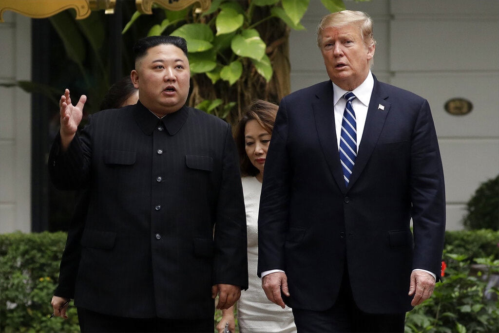 韓朝關係：朝鮮外務省2019年6月27日發表聲明，要求韓國停止擔當朝鮮與美國之間的調解者。當局稱朝鮮與美國打交道時，從來不需要韓國介入。圖為2019年2月28日，朝鮮領袖金正恩（左）與美國總統特朗普（右）在「河內特金會」首度會面後，於越南河內索菲特傳奇大都會酒店內散步。（AP）