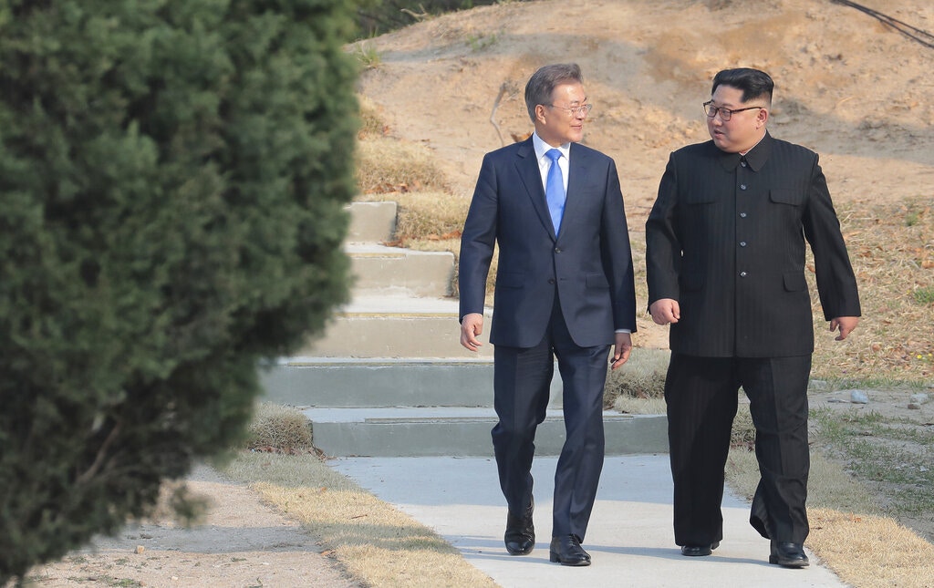 韓朝關係：圖為2018年4月27日，韓國總統文在寅與朝鮮領袖金正恩在板門店進行第一次「文金會」，它雖然有份促成韓朝關係解凍，以及2018年6月舉行的新加坡「特金會」，惟其良好的影響力卻未能延續至2020年。（AP）
