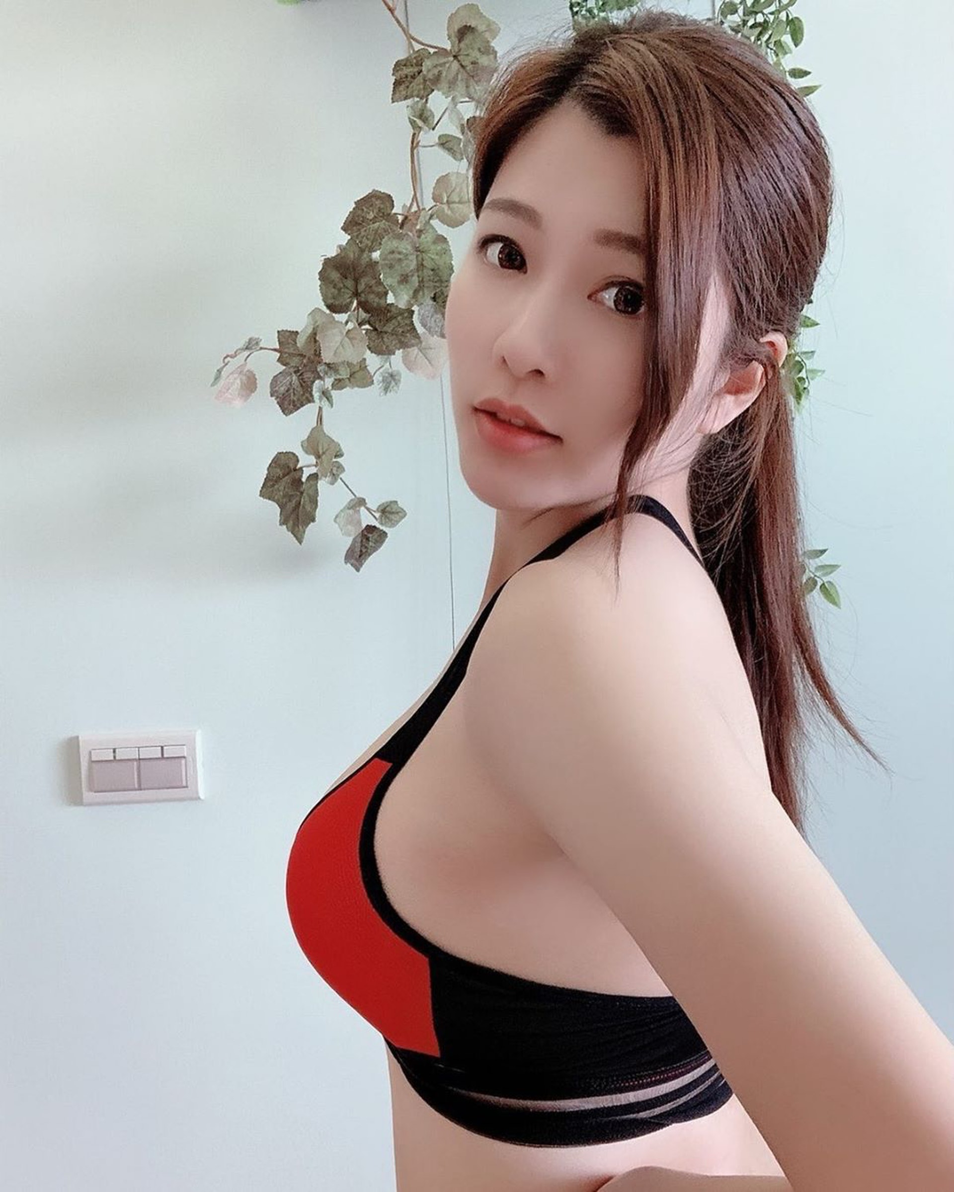 小萱雙眼水汪汪，天生是電眼美人。(IG@soniawu24)