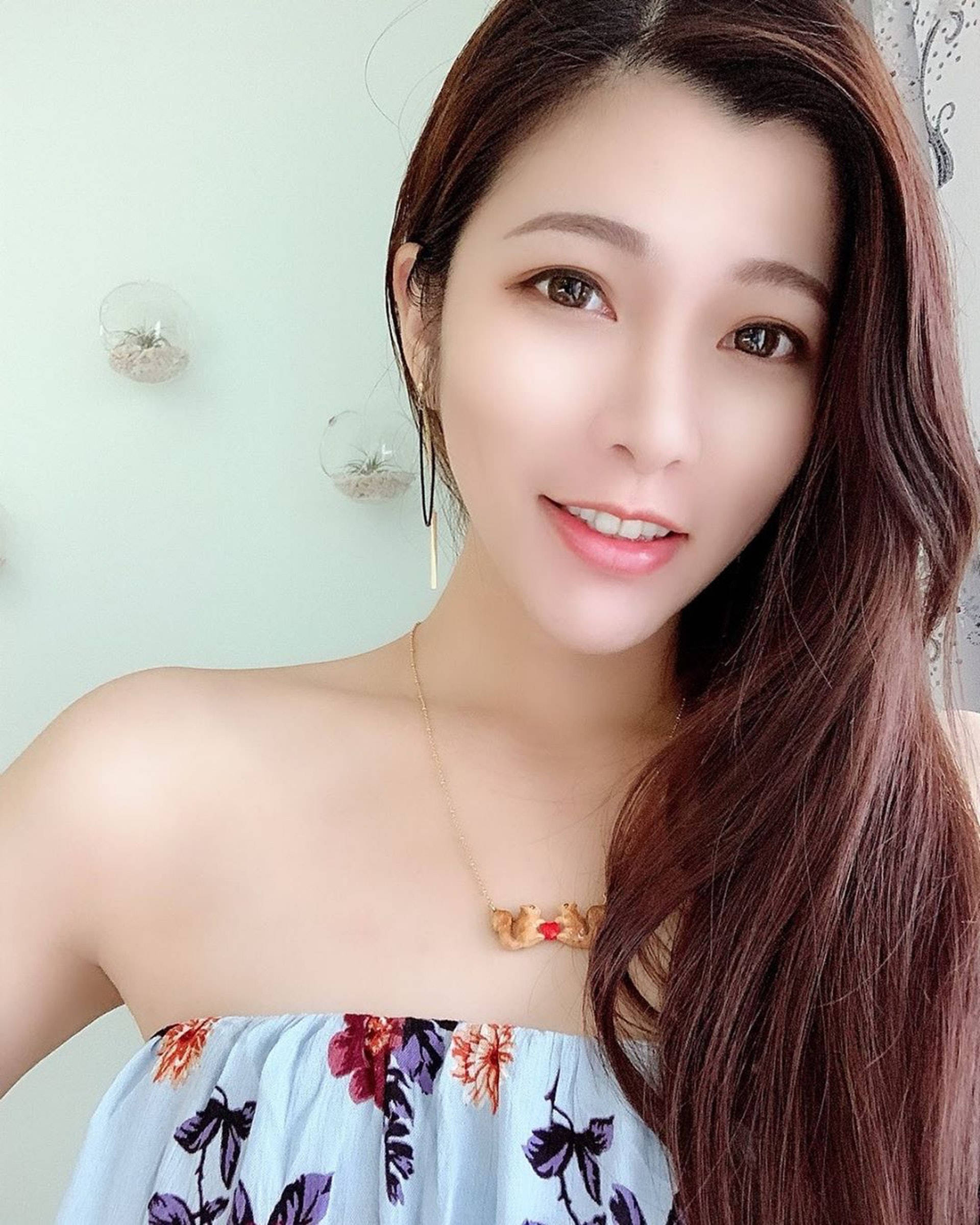 露出香肩。(IG@soniawu24)