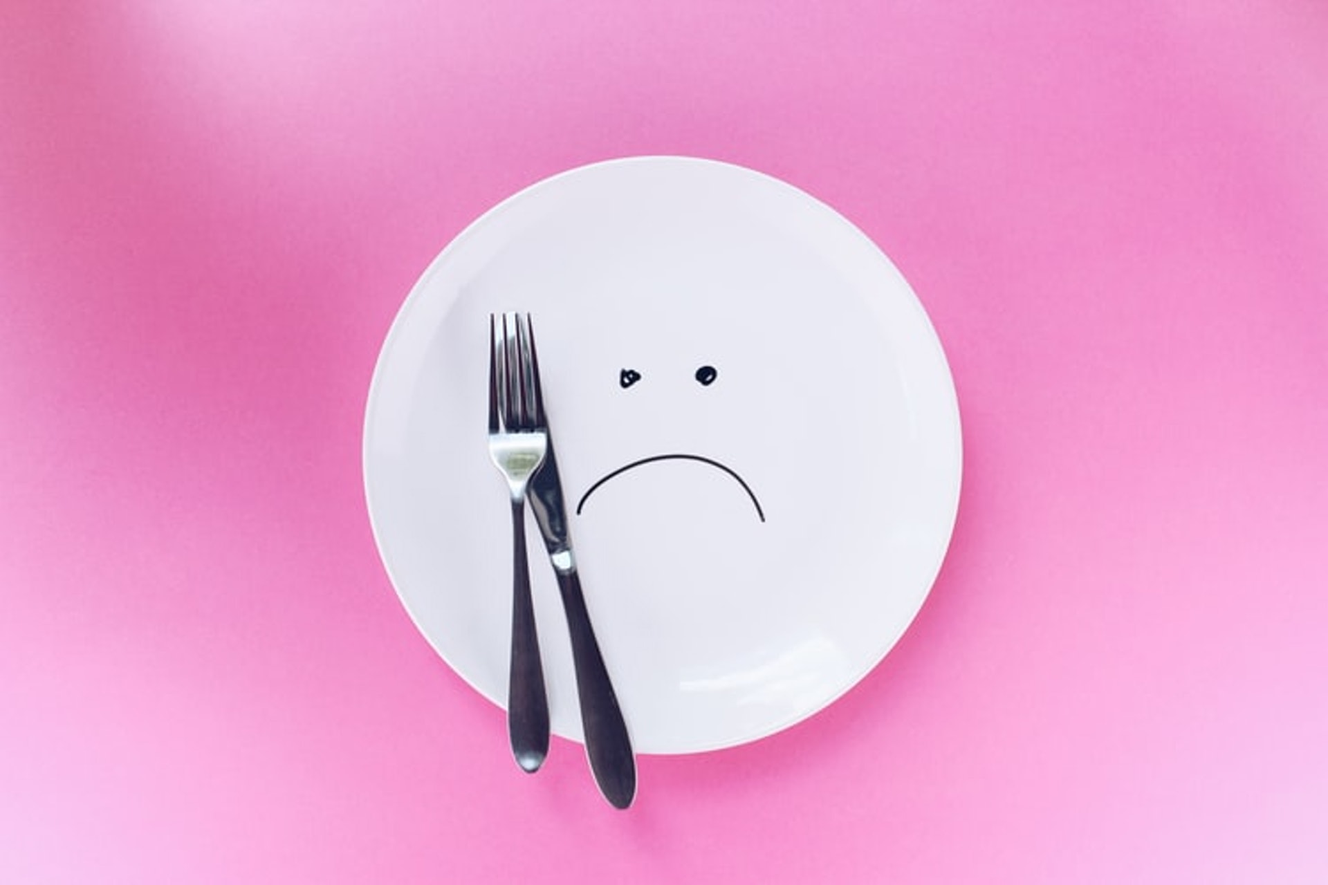 厭食症患者或會大量減低卡路里攝取量，並出現極端飲食行為。（unsplash/ thoughtcatalog）