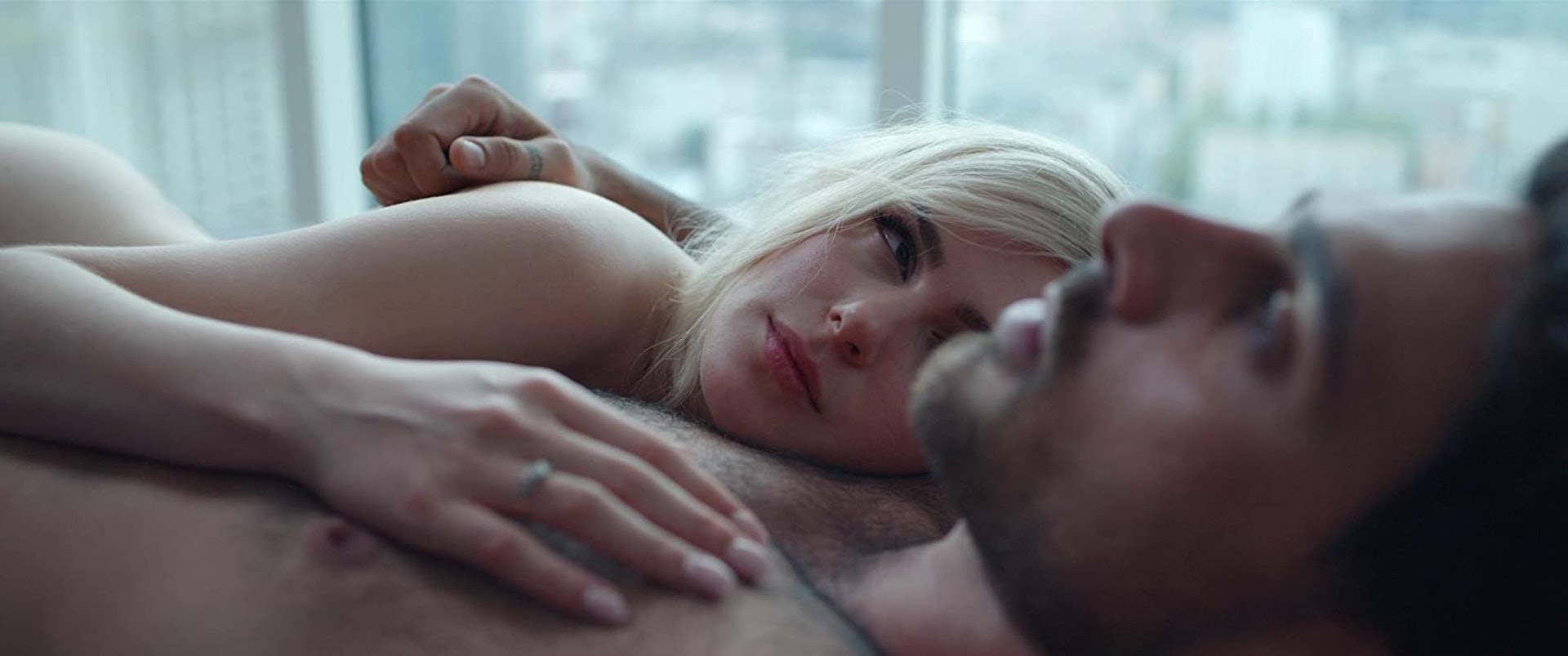 《禁室 365 天》成為全球熱話,男、女主角自然成為網絡熱話。(《禁室 365 天》劇照) 《禁室 365 天》成為全球熱話,男、女主角自然成為網絡熱話。(《禁室 365 天》劇照)