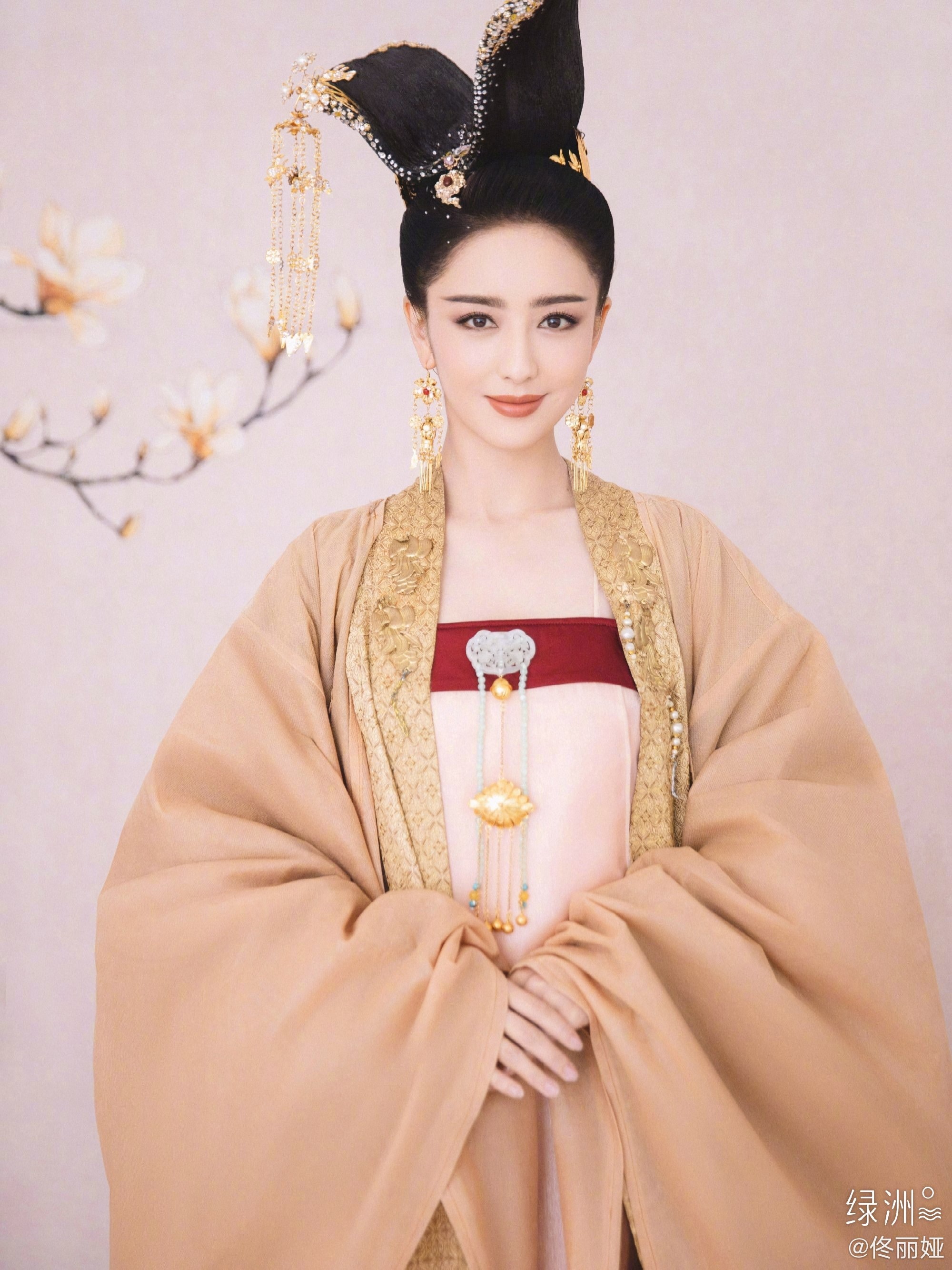 佟麗婭唐裝好靚。（佟麗婭微博圖片）