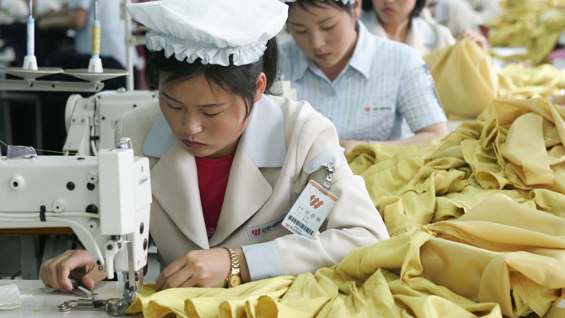外界猜測,開城工業園區有可能被拆毀。圖為2007年5月22日,朝鮮女工在開城工業園區中的韓企廠房工作。(Getty Images) 外界猜測,開城工業園區有可能被拆毀。圖為2007年5月22日,朝鮮女工在開城工業園區中的韓企廠房工作。(Getty Images)