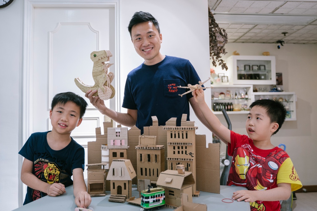 Chiroyli yosh yigitlar jilmayishadi