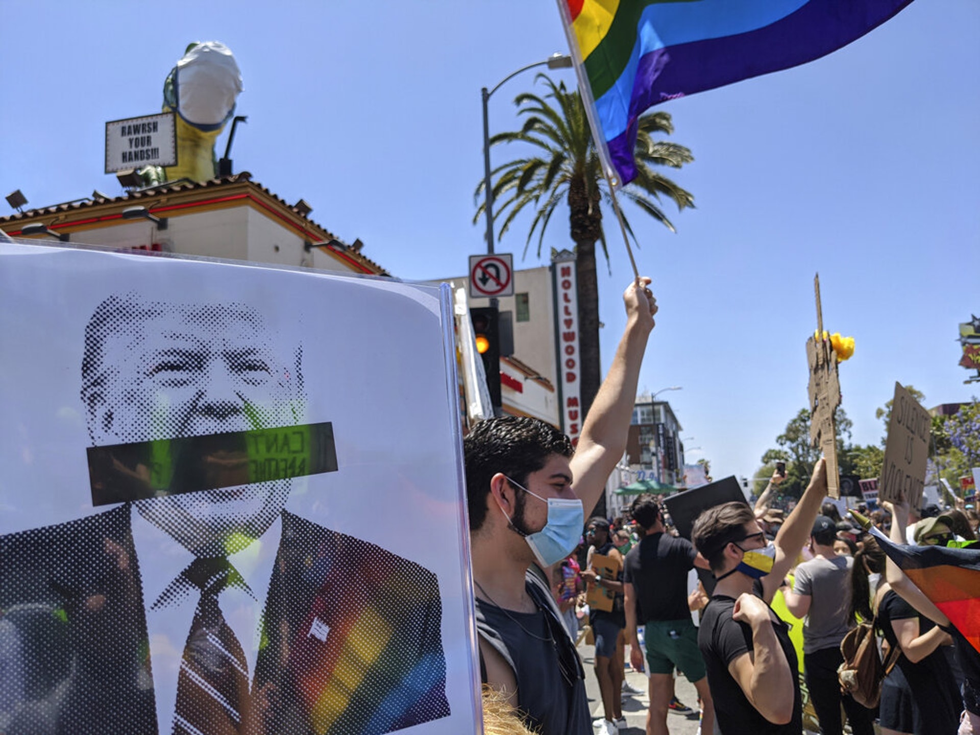 特朗普上任以來不時出招打壓LGBT權益,今次最高法院裁決對法律保守派而言可謂滑鐵盧。(美聯社) 特朗普上任以來不時出招打壓LGBT權益,今次最高法院裁決對法律保守派而言可謂滑鐵盧。(美聯社)