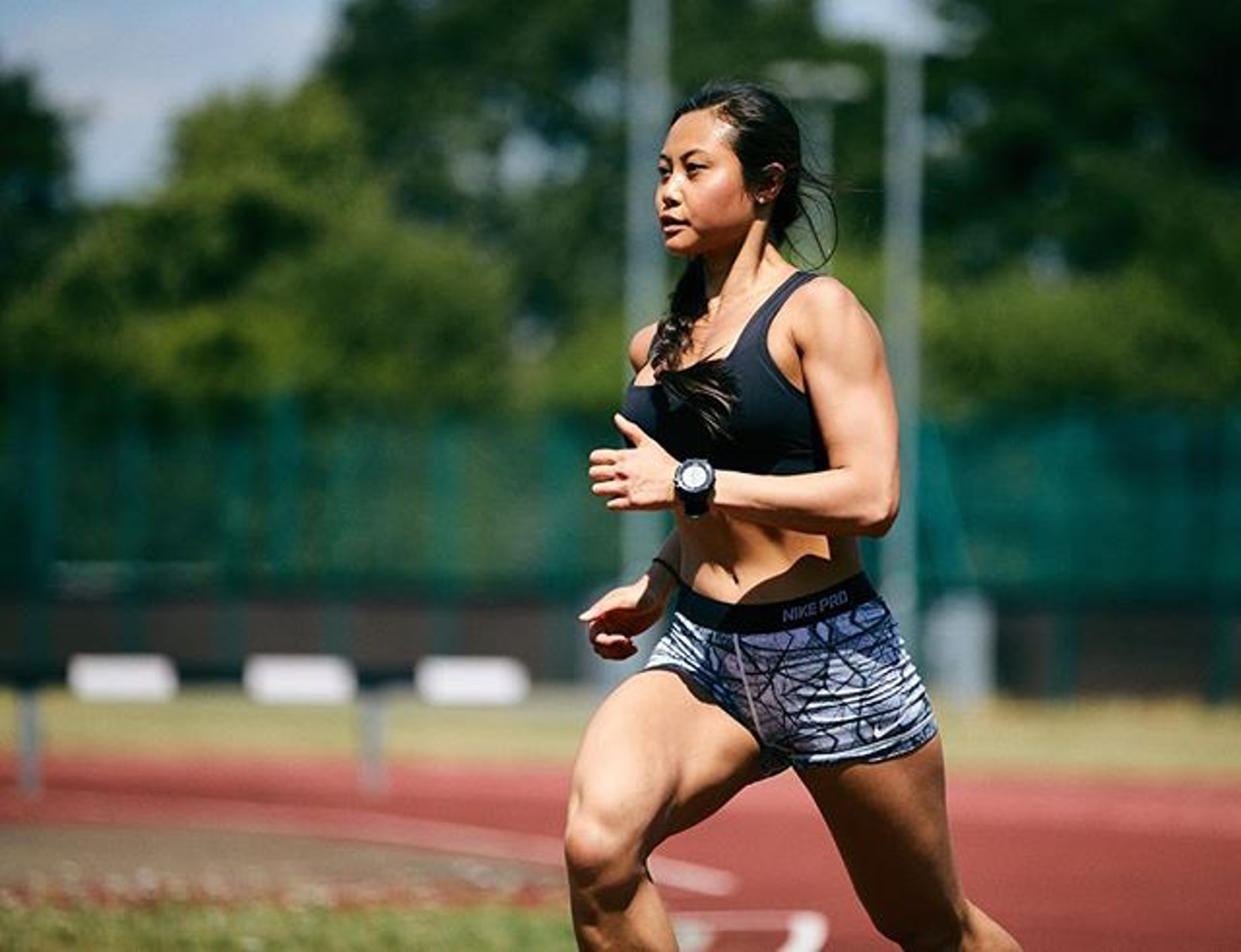 高中時期是一名游泳選手、馬拉松運動員也練習田徑,甚至在香港半馬賽事中連續兩年獲得青少年組第2名。(IG@jayne.lo ) 高中時期是一名游泳選手、馬拉松運動員也練習田徑,甚至在香港半馬賽事中連續兩年獲得青少年組第2名。(IG@jayne.lo )