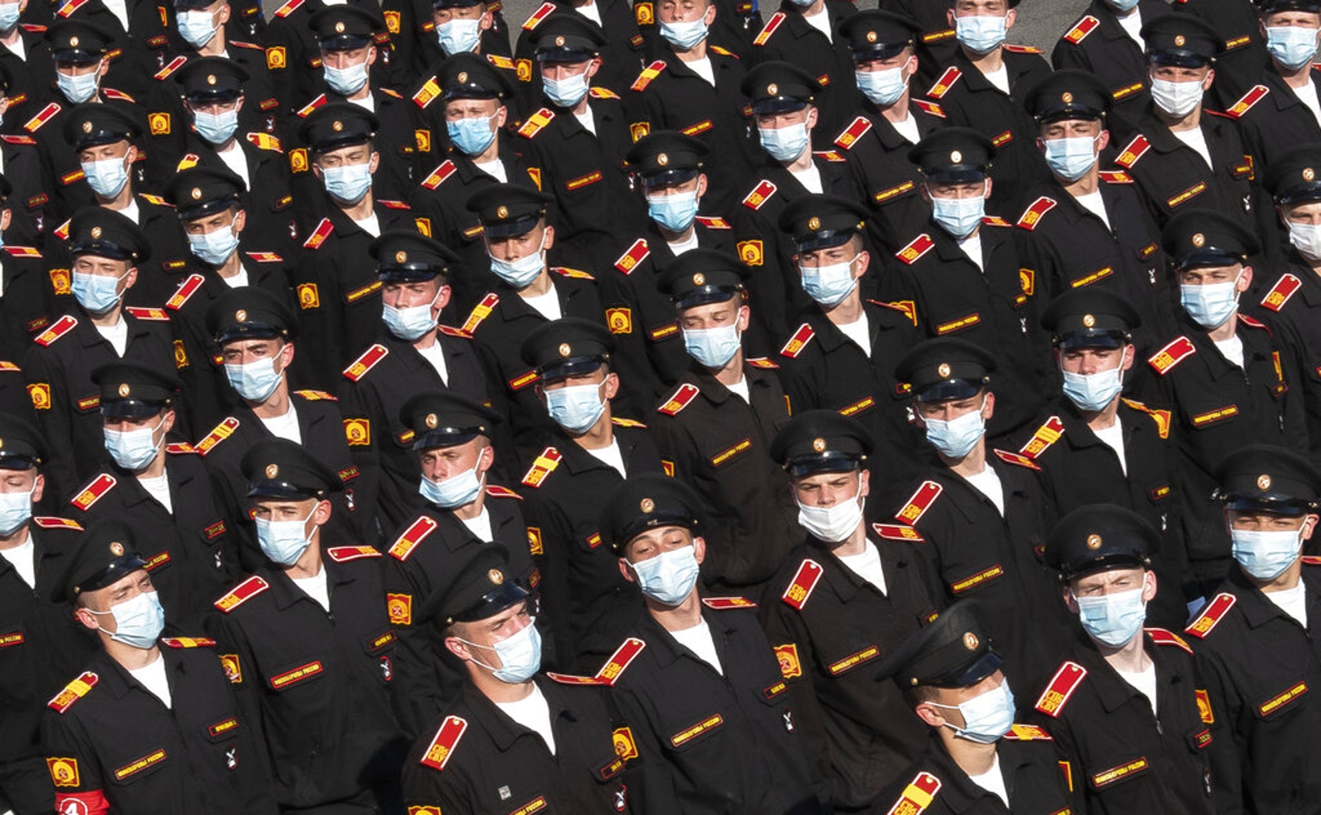 俄羅斯新冠肺炎疫情:圖為2020年6月18日俄羅斯聖彼得堡軍事學員戴着口罩進行閱兵綵排。(AP) 俄羅斯新冠肺炎疫情:圖為2020年6月18日俄羅斯聖彼得堡軍事學員戴着口罩進行閱兵綵排。(AP)