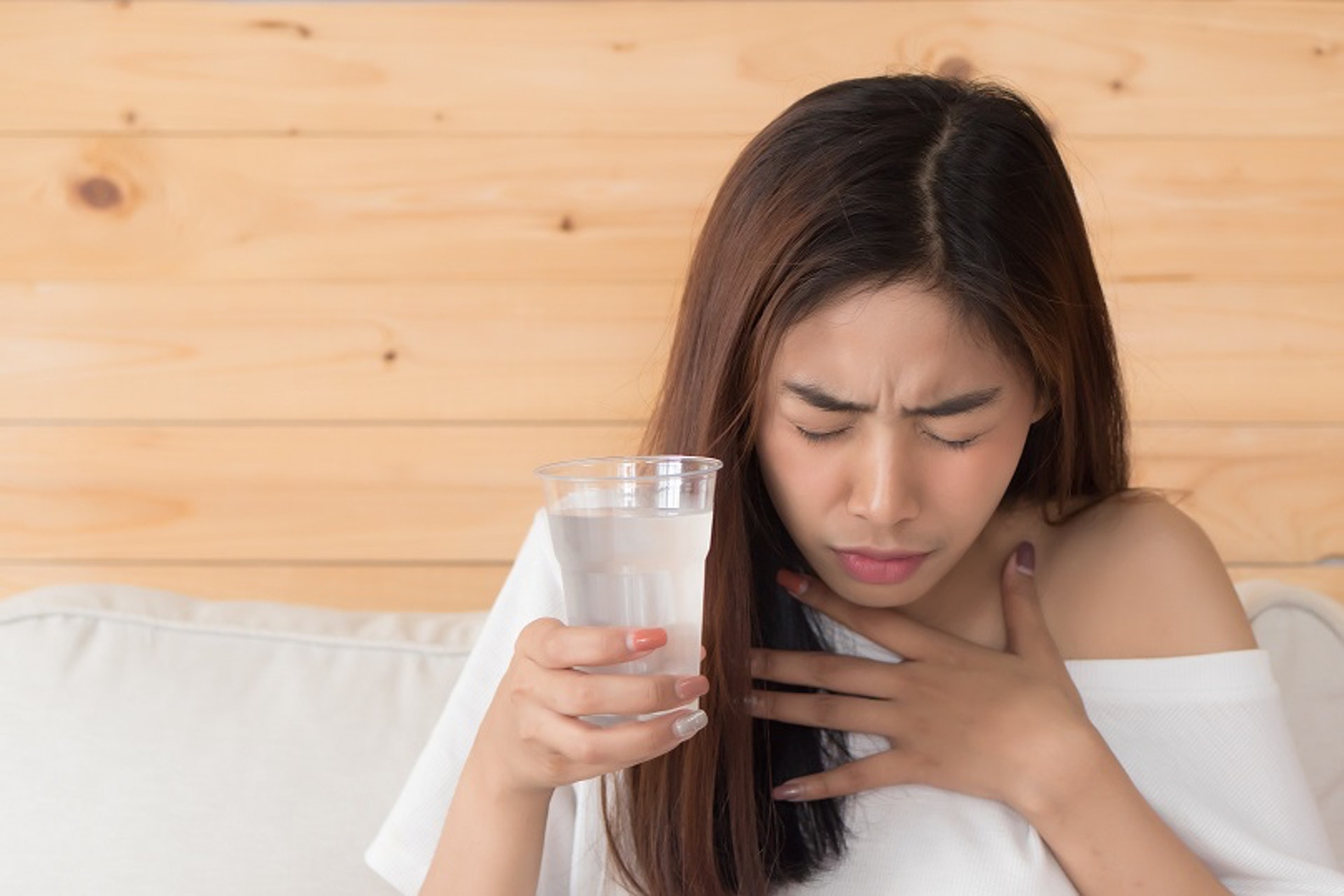 喝水時容易嗆到，進食時又嗆到？這些情況持續發生，就要當心了！ 因這都是甲狀腺癌的病徵之一。(Shutterstock)