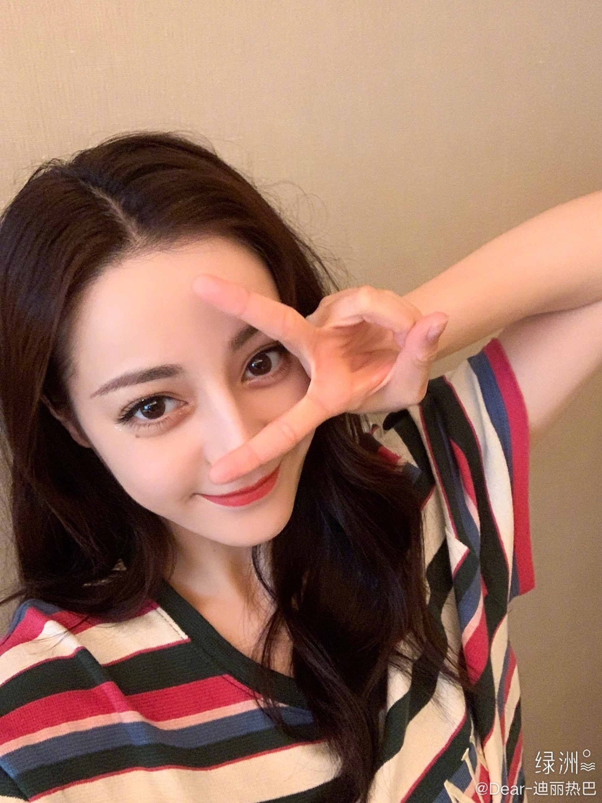 熱巴幾乎一直以來都是以普通的黑色或啡色長髮示人。(微博@Dear-迪麗熱巴)