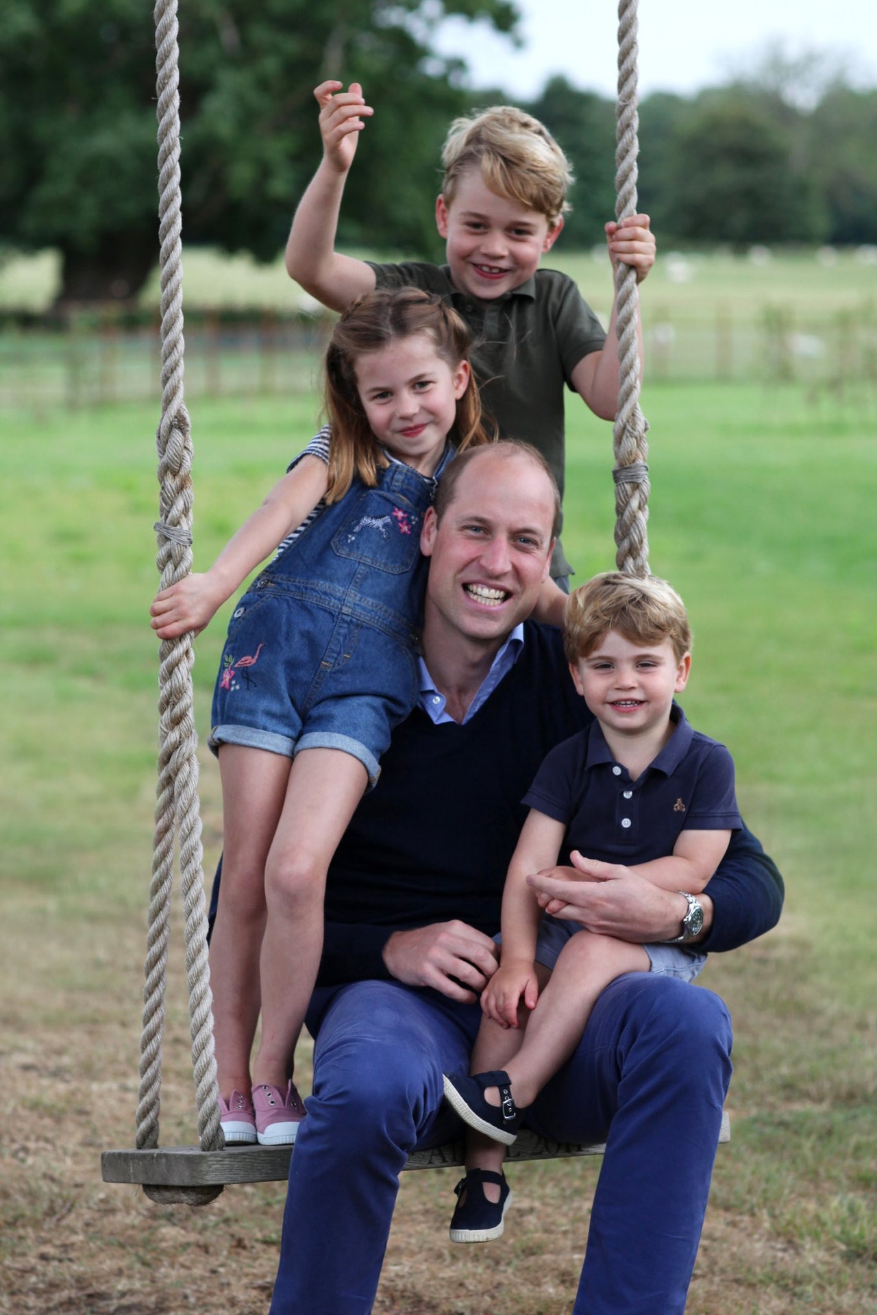英國劍橋公爵威廉王子(Prince William)6月21日生日,肯辛頓宮6月21日發布一張威廉王子的相片,盡顯慈父一面。(Twitter@KensingtonRoyal) 英國劍橋公爵威廉王子(Prince William)6月21日生日,肯辛頓宮6月21日發布一張威廉王子的相片,盡顯慈父一面。(Twitter@KensingtonRoyal)