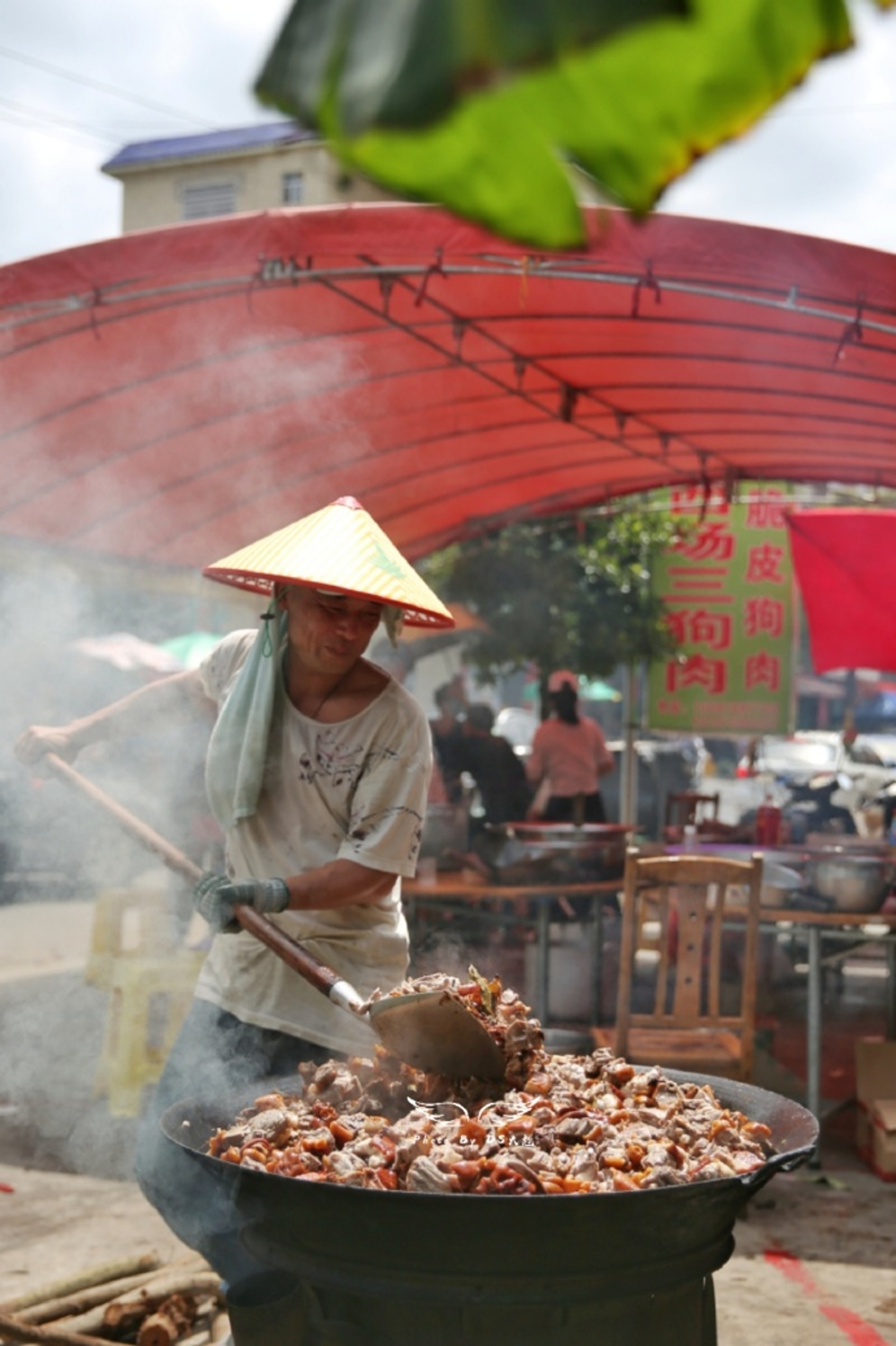 一煲煲的狗肉，似乎不愁沒市場。（微博）