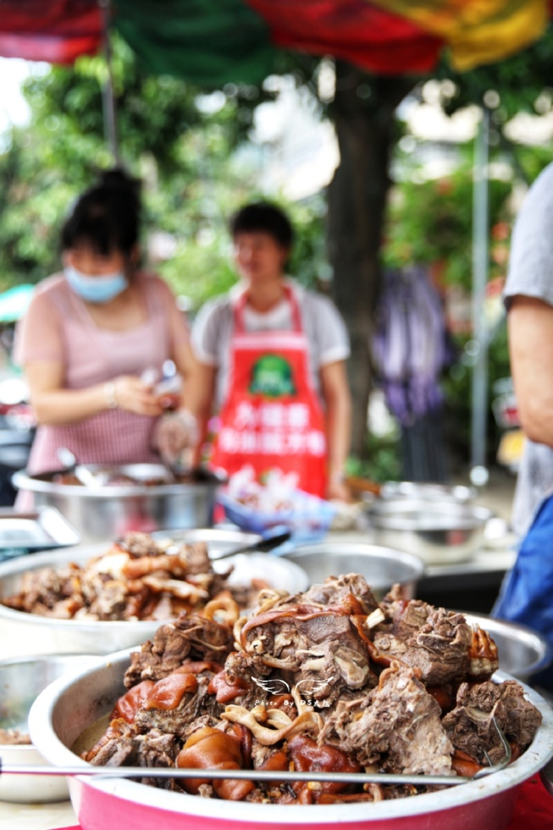 一堆堆烹調好的狗肉，就在烈日下曬着。（微博）