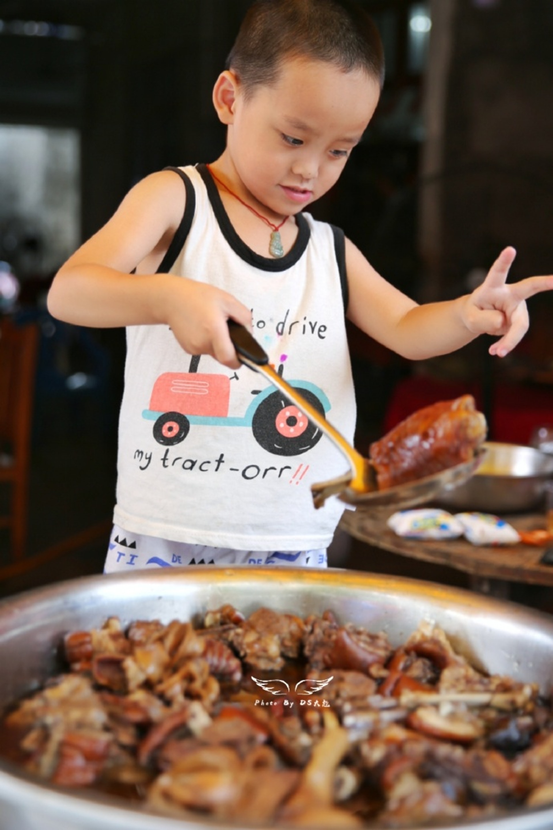 天真的小孩對狗肉似乎不抗拒。(微博) 天真的小孩對狗肉似乎不抗拒。(微博)