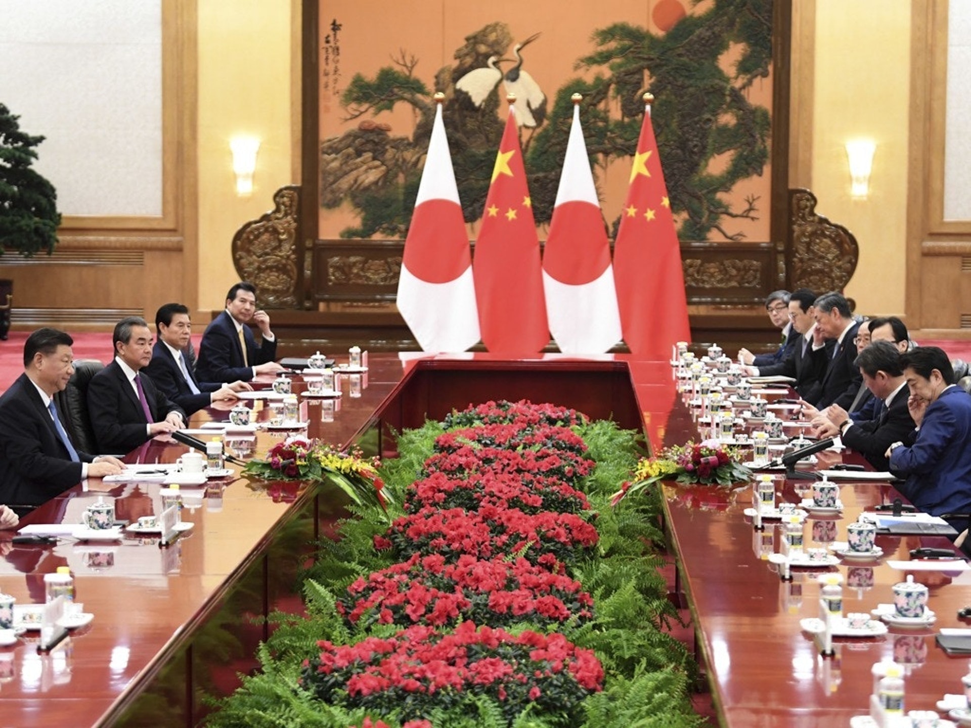 釣魚台:日本沖繩縣石垣市6月22日通過將釣魚島(日本稱「尖閣諸島」)行政區劃名稱改為「登野城尖閣」。圖為2019年12月23日,日本首相安倍晉三與中國國家主席習近平舉行會晤。(Reuters) 釣魚台:日本沖繩縣石垣市6月22日通過將釣魚島(日本稱「尖閣諸島」)行政區劃名稱改為「登野城尖閣」。圖為2019年12月23日,日本首相安倍晉三與中國國家主席習近平舉行會晤。(Reuters)