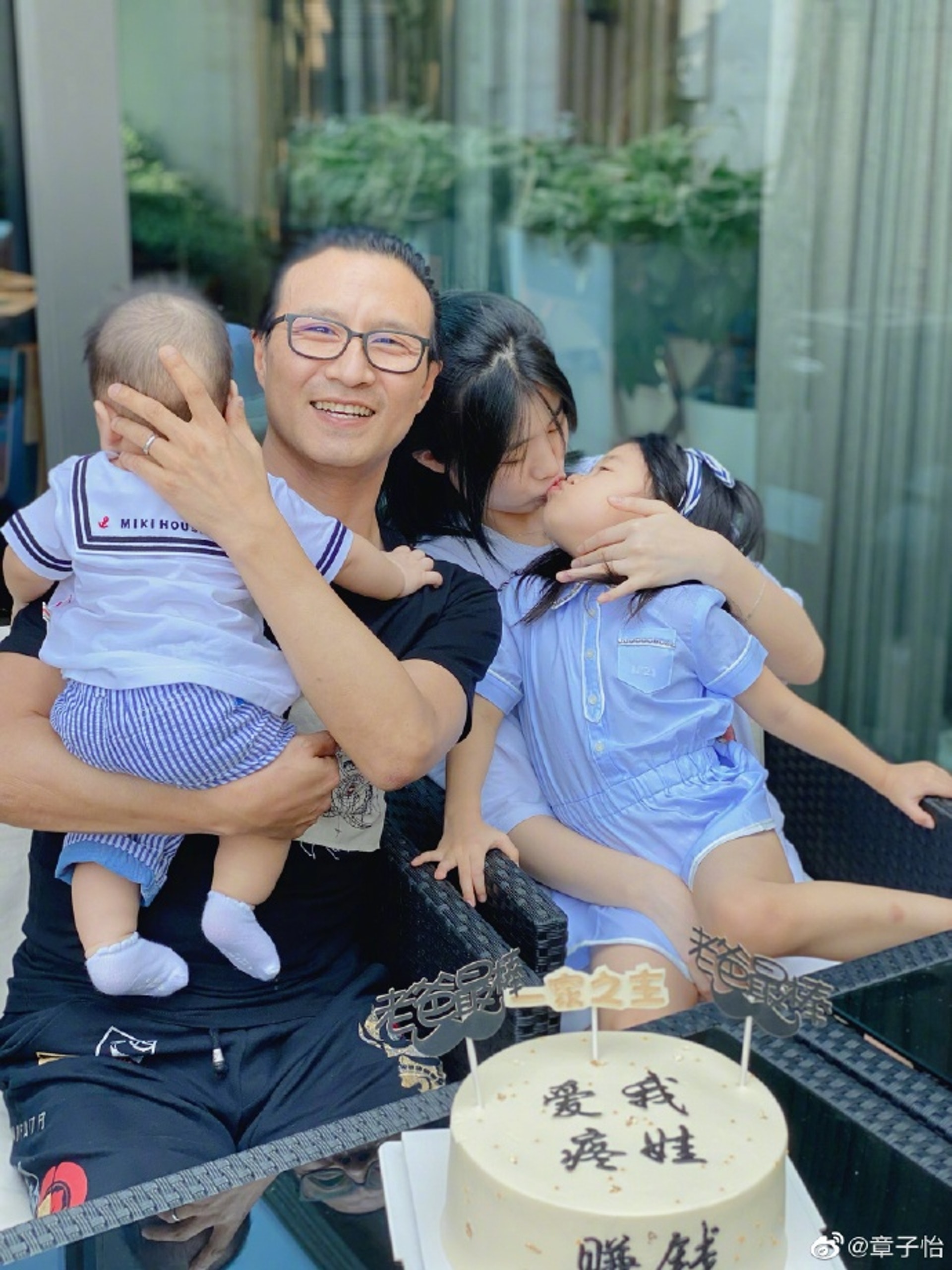 章子怡早前趁着父親節曬出汪峰跟子女的照片,一旁的小蘋果跟醒醒更Sweet爆錫錫,勁溫馨。(章子怡微博圖片)