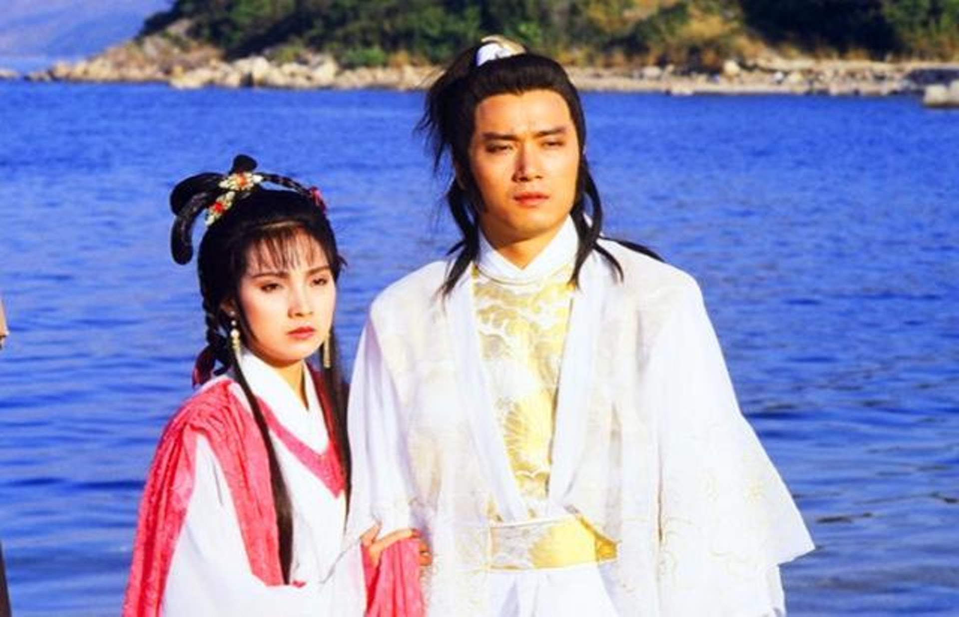 「三哥」苗僑偉與「三嫂」戚美珍因1982年合作劇集《飛越十八層》相識繼而相戀 (《飛越十八層》劇集) 「三哥」苗僑偉與「三嫂」戚美珍因1982年合作劇集《飛越十八層》相識繼而相戀 (《飛越十八層》劇集)