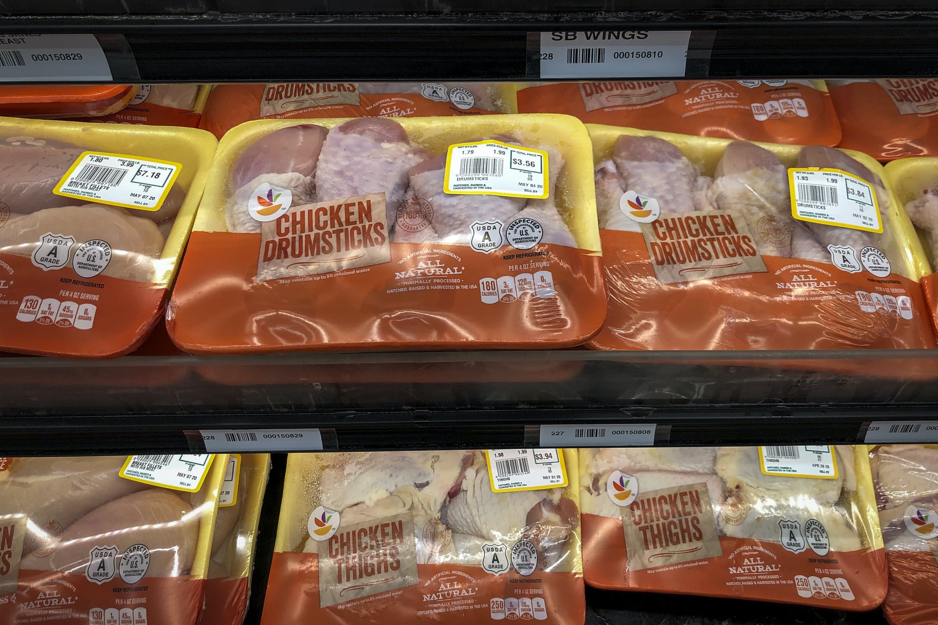 圖為4月28日，泰森食品在超級市場的雞肉製品。因泰森有生產工場出現集體感染，中國暫停進口相關製品中。（Getty）