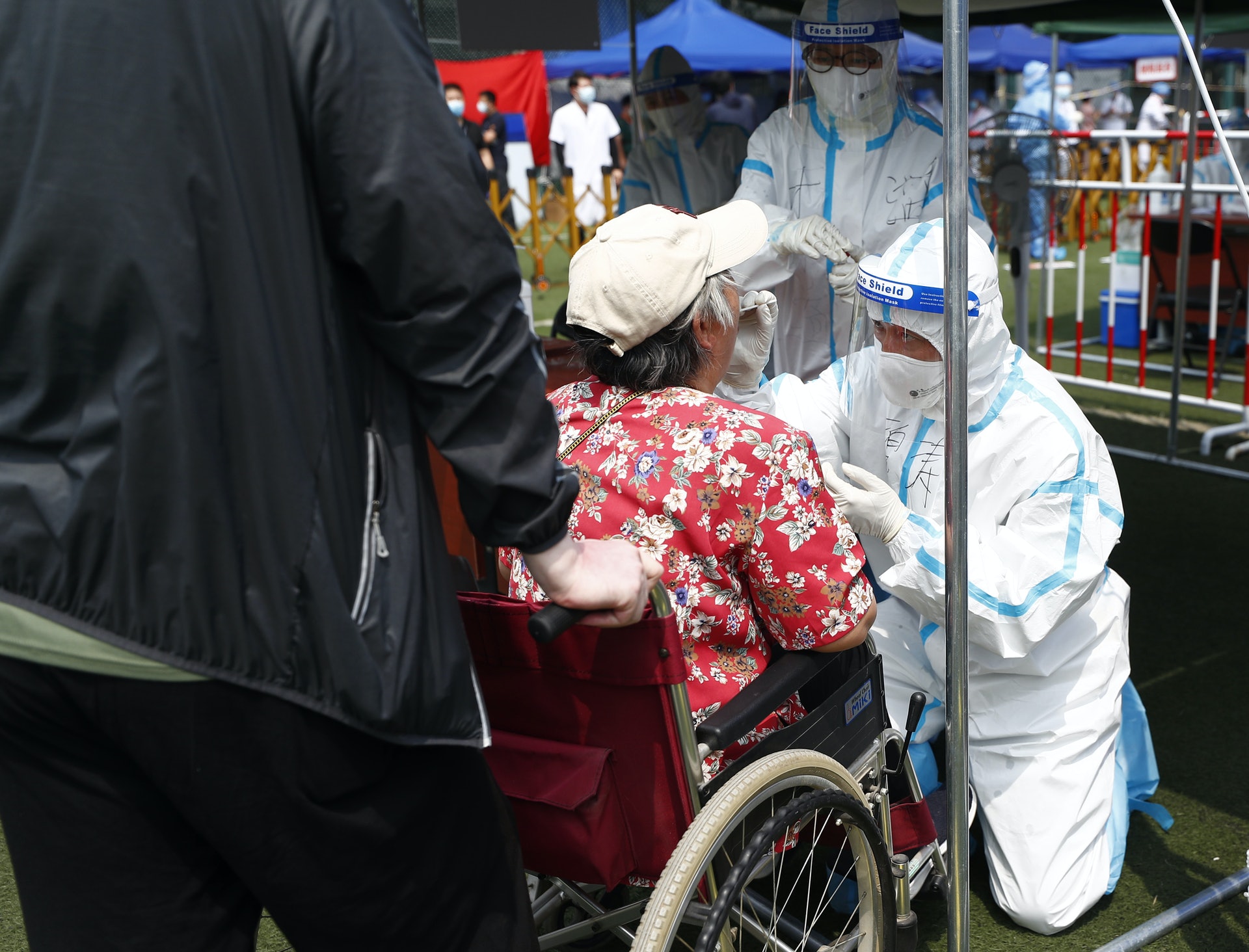 北京市西城區新街口街道對轄區內居民進行核酸檢測。(中新社) 北京市西城區新街口街道對轄區內居民進行核酸檢測。(中新社)