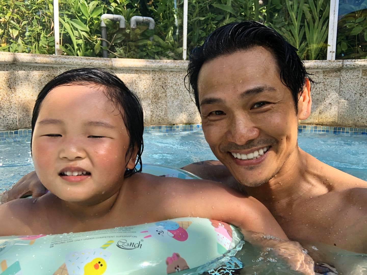 Alex凍齡有道，平時又打扮新潮，一點也不像58歲！（Facebook圖片＠杜德偉 Alex To）