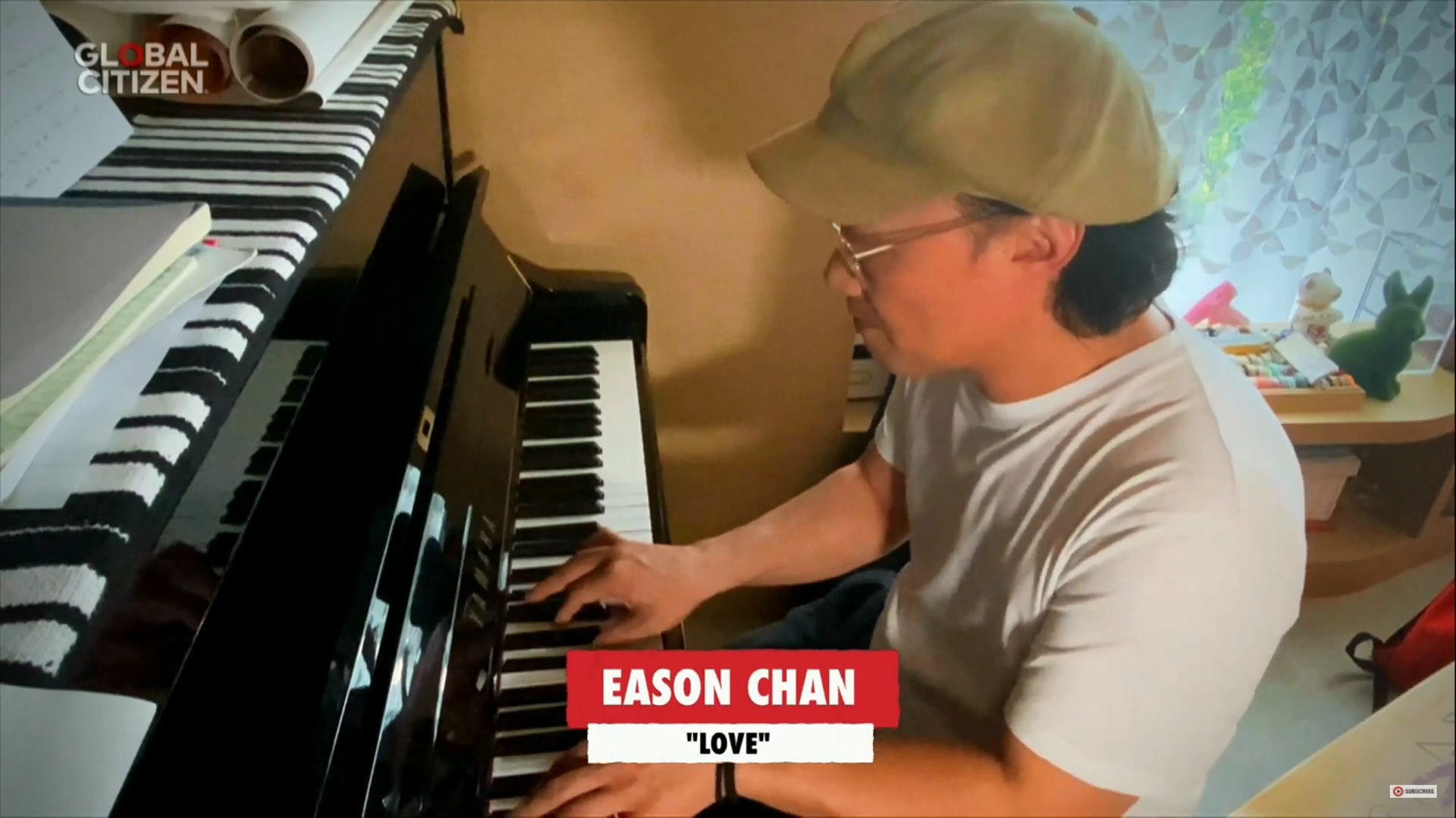 Eason在4月時參與《One World: Together at Home》的全球直播演唱會,更即席自彈自唱。(影片擷圖) Eason在4月時參與《One World: Together at Home》的全球直播演唱會,更即席自彈自唱。(影片擷圖)